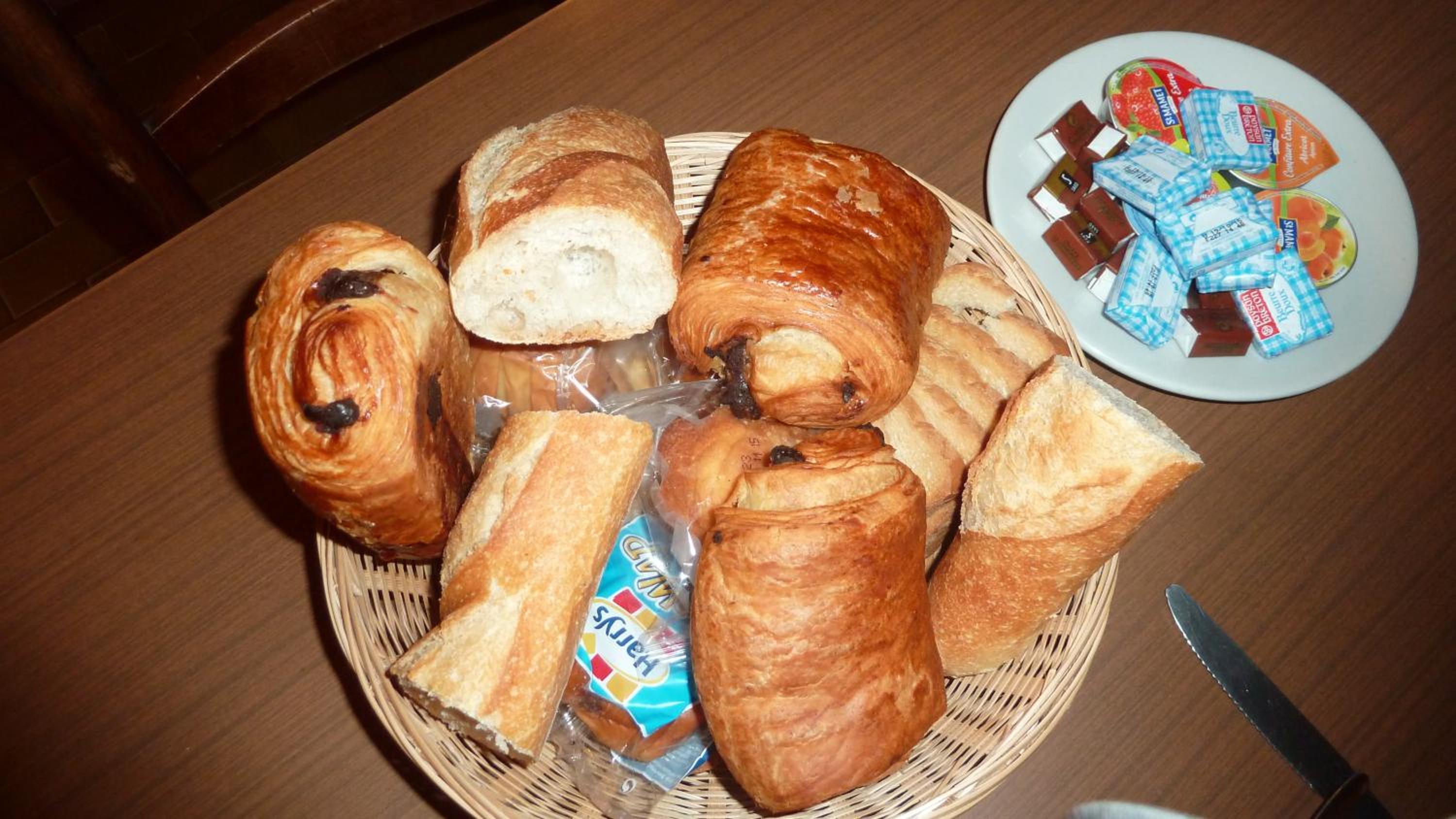 Le Bel Air en Mions — breakfast buffet