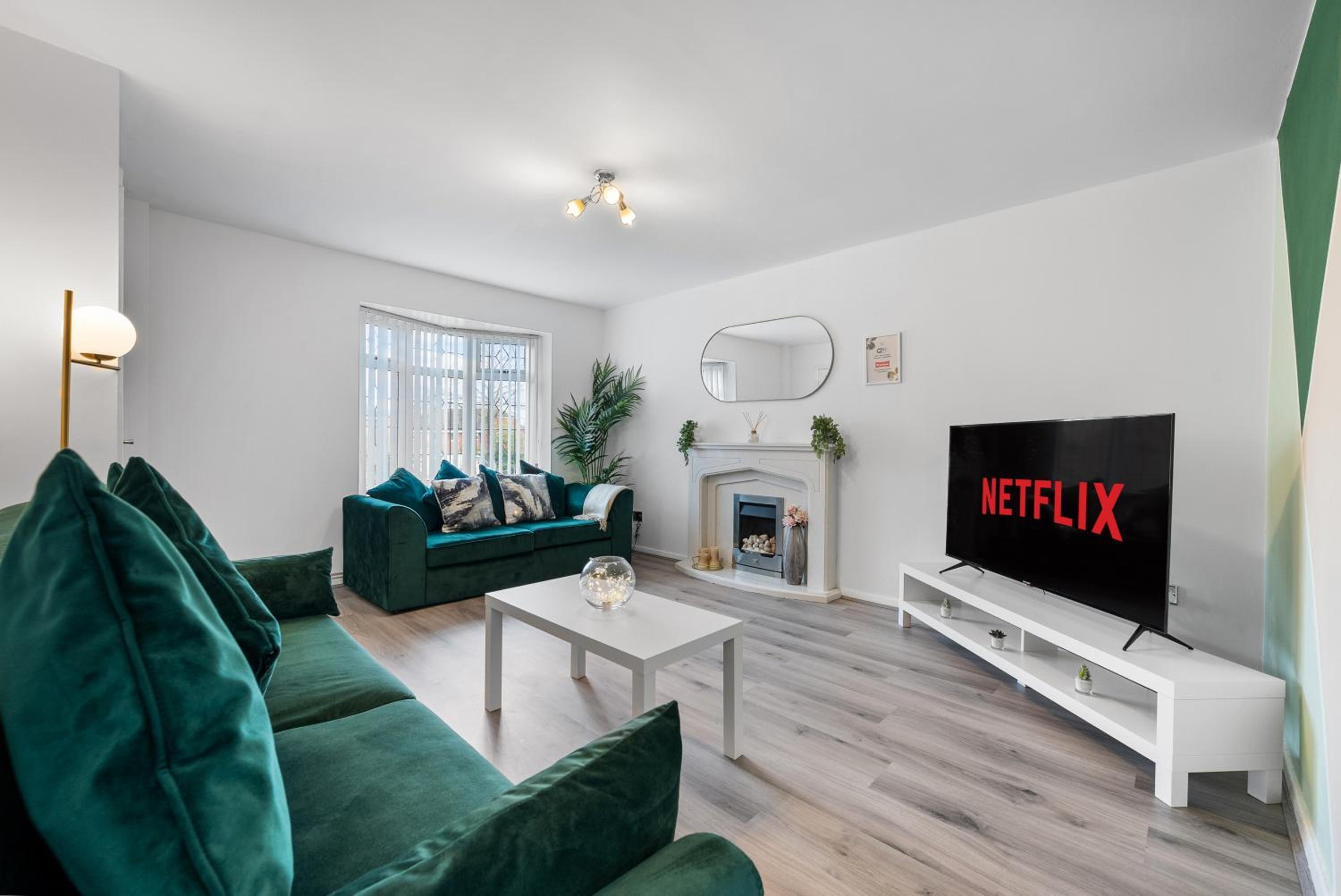 Monthly Rates Cosy 3 Bed Free Parking -Contractors Families view 5