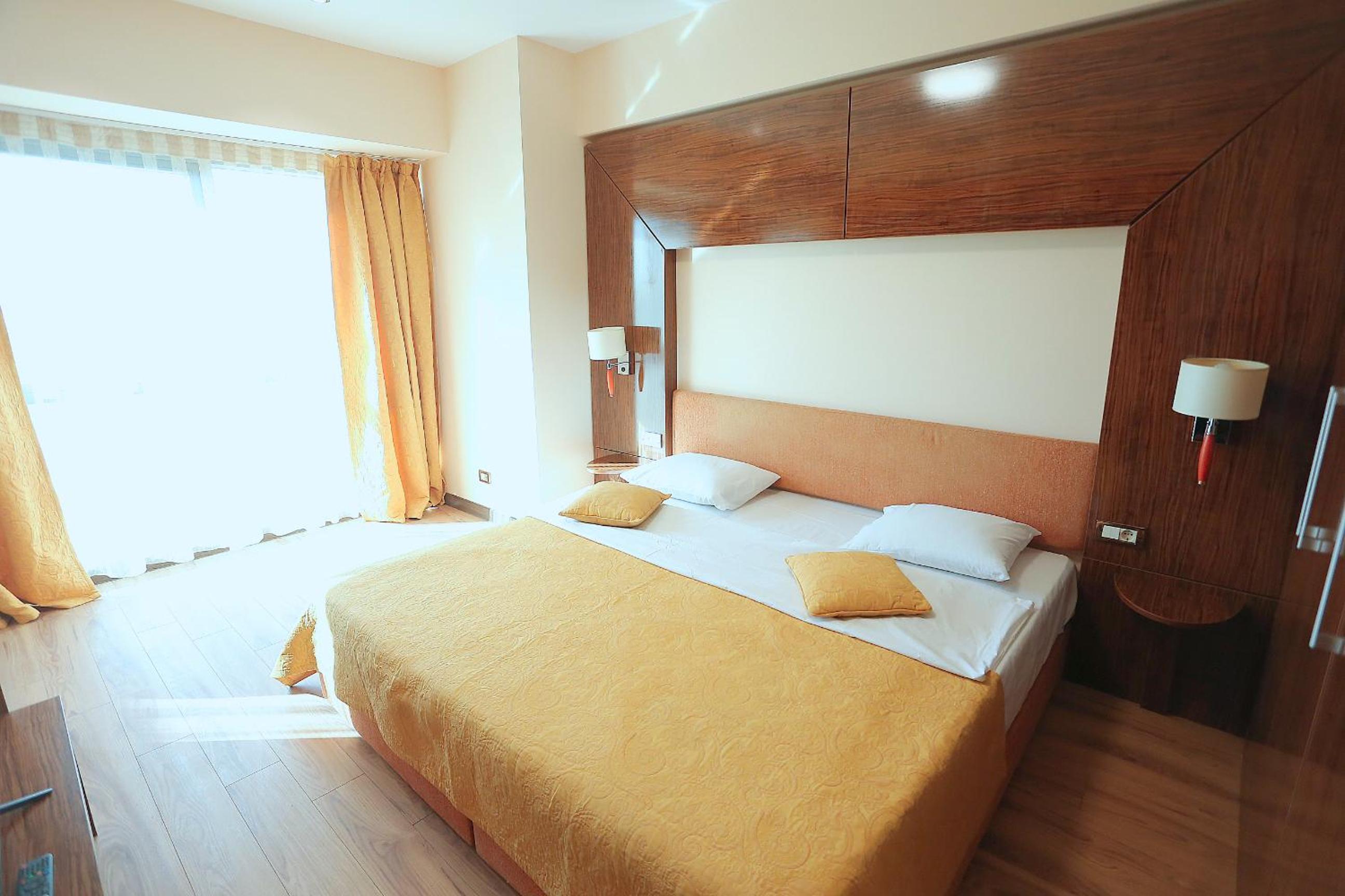 Lake View Aparthotel
