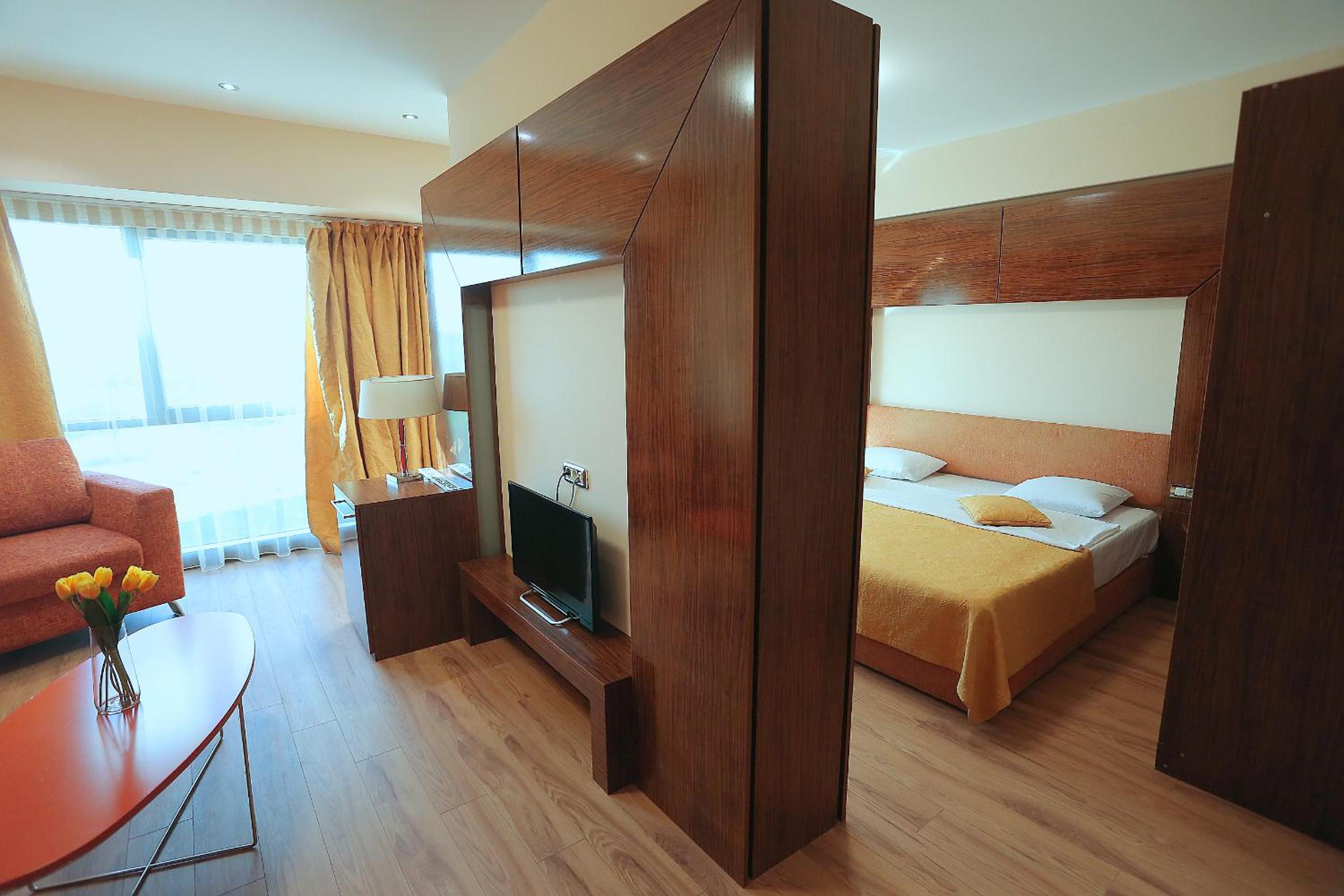 Lake View Aparthotel
