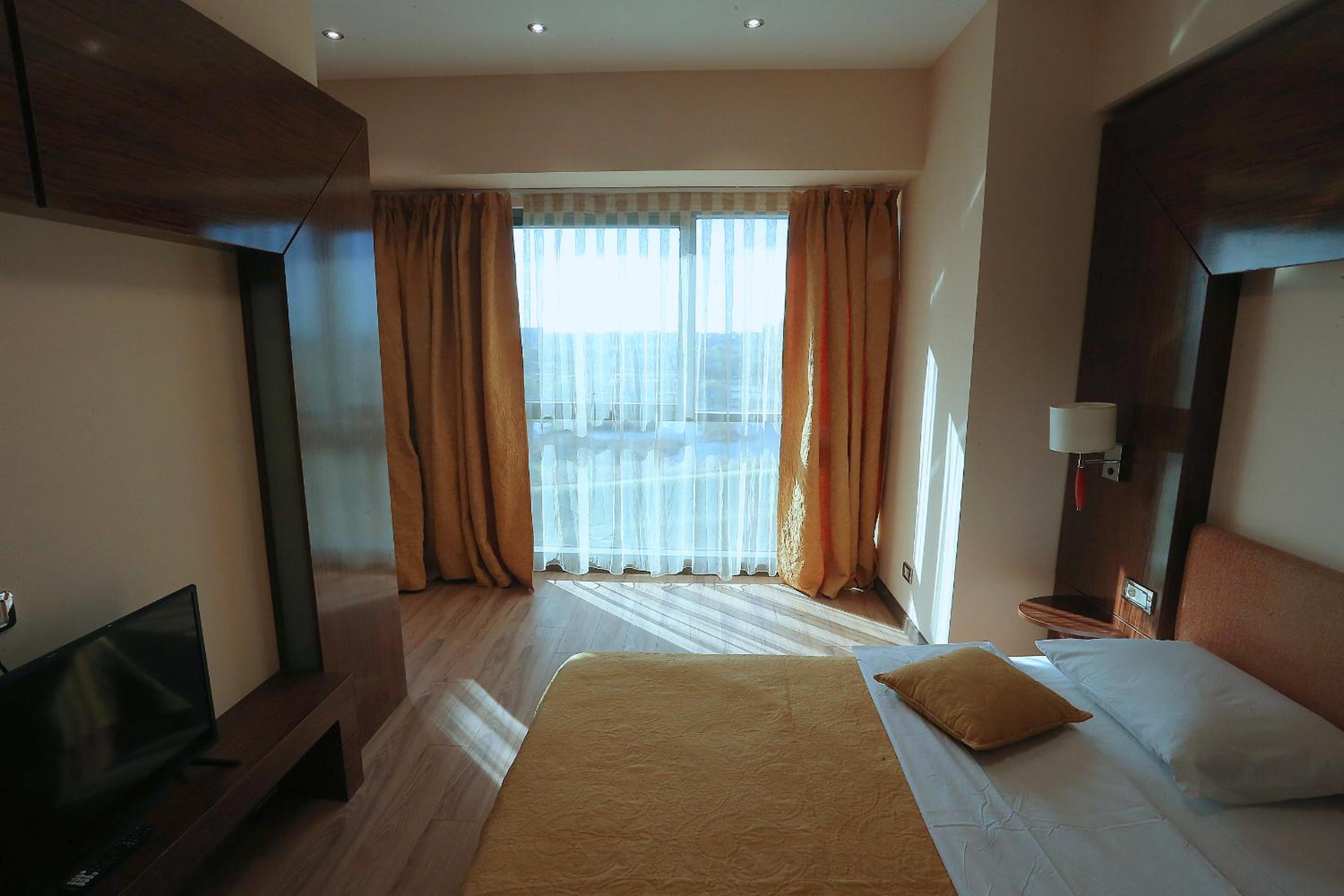 Lake View Aparthotel