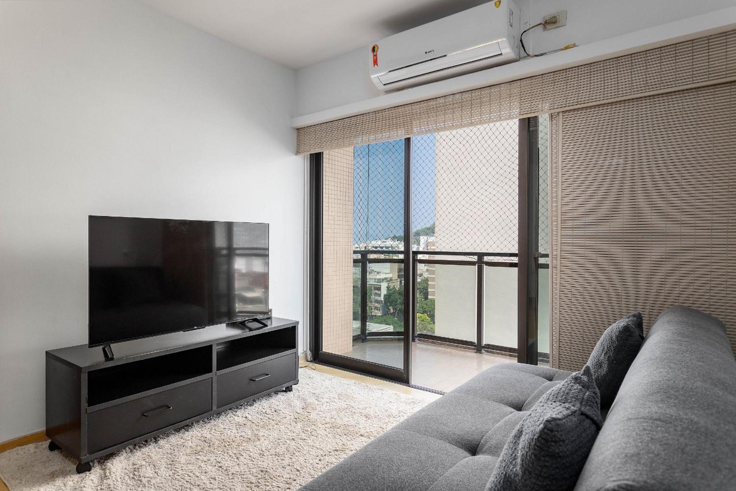 (1006) Apartment with 2 Suites and View of Christ