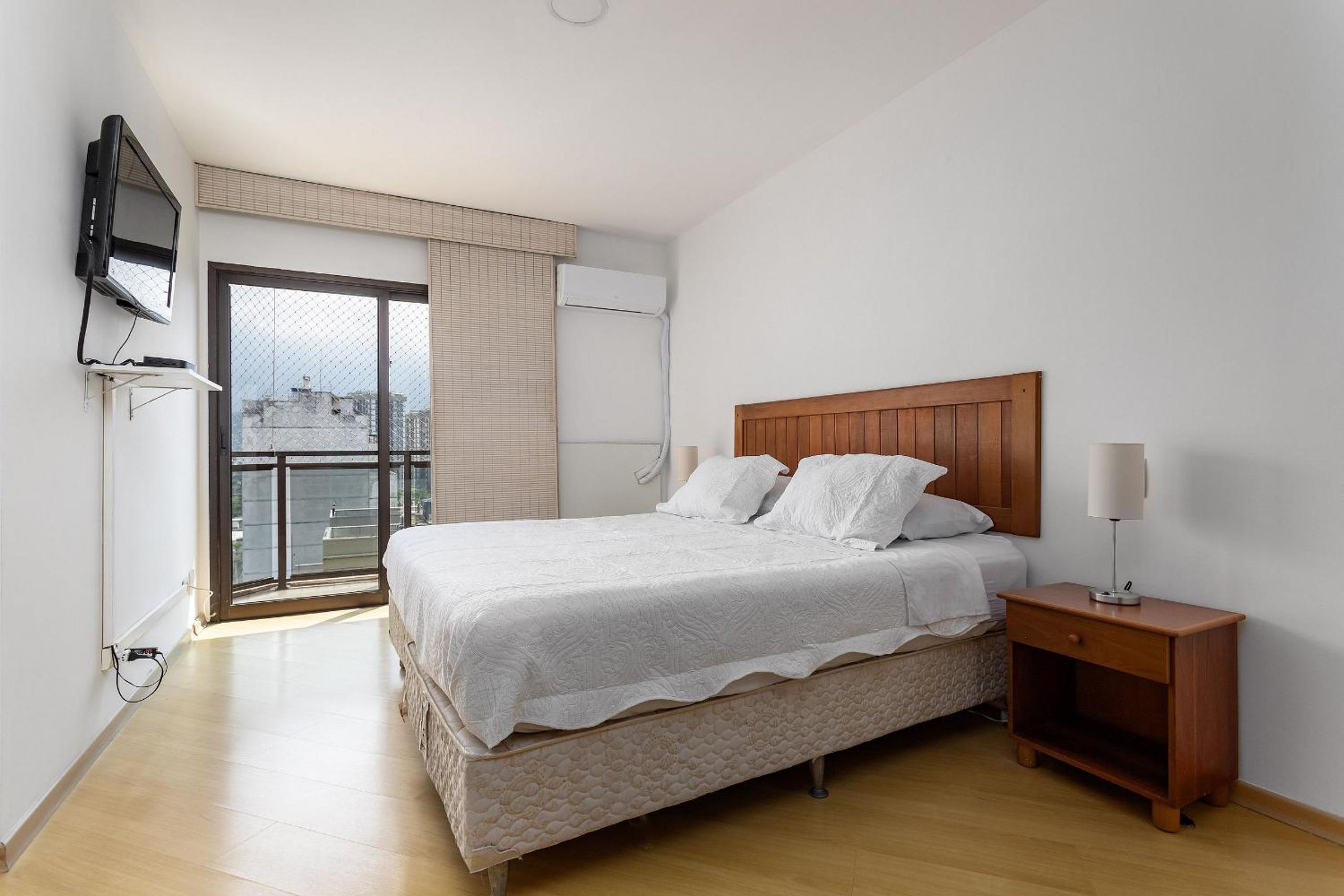 (1006) Apartment with 2 Suites and View of Christ