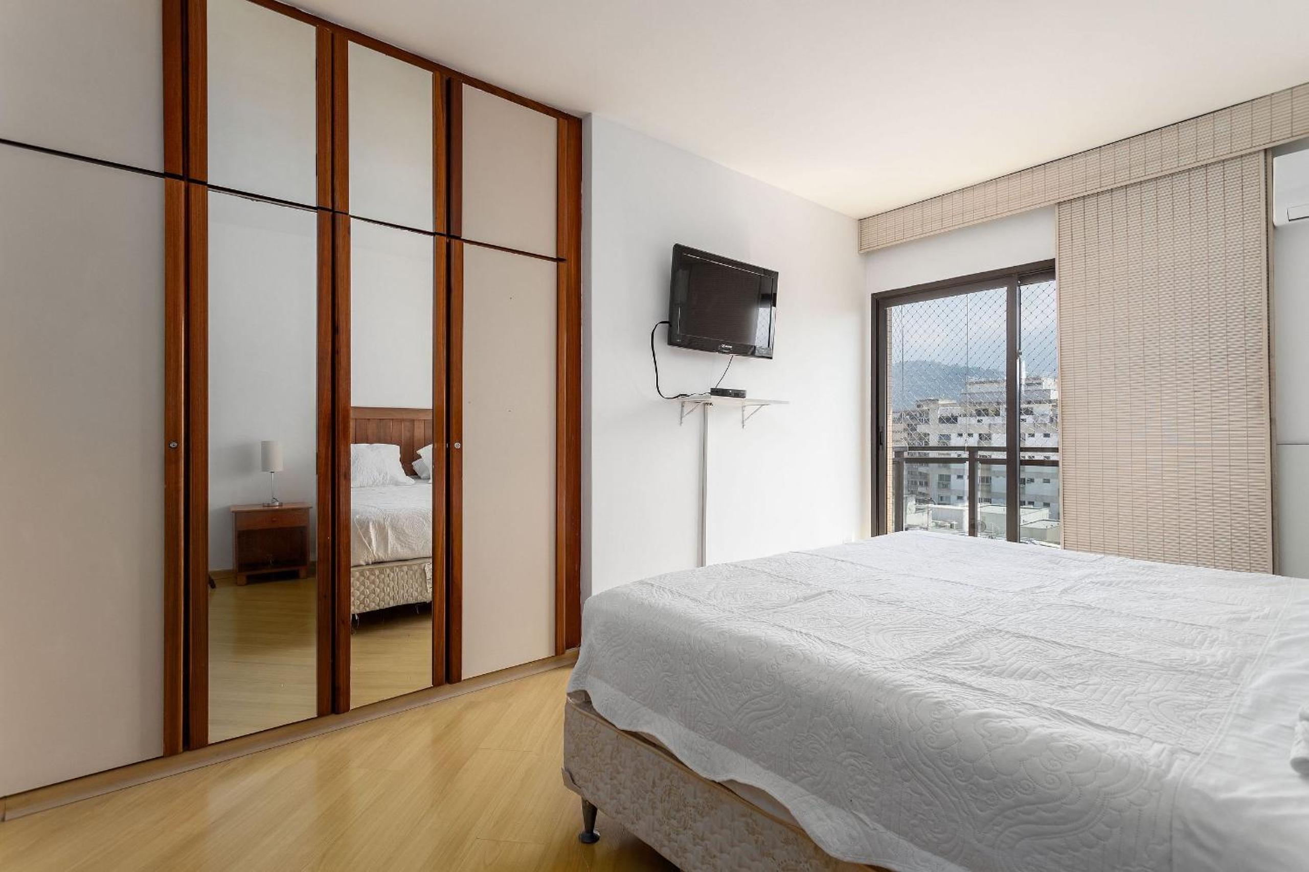 (1006) Apartment with 2 Suites and View of Christ