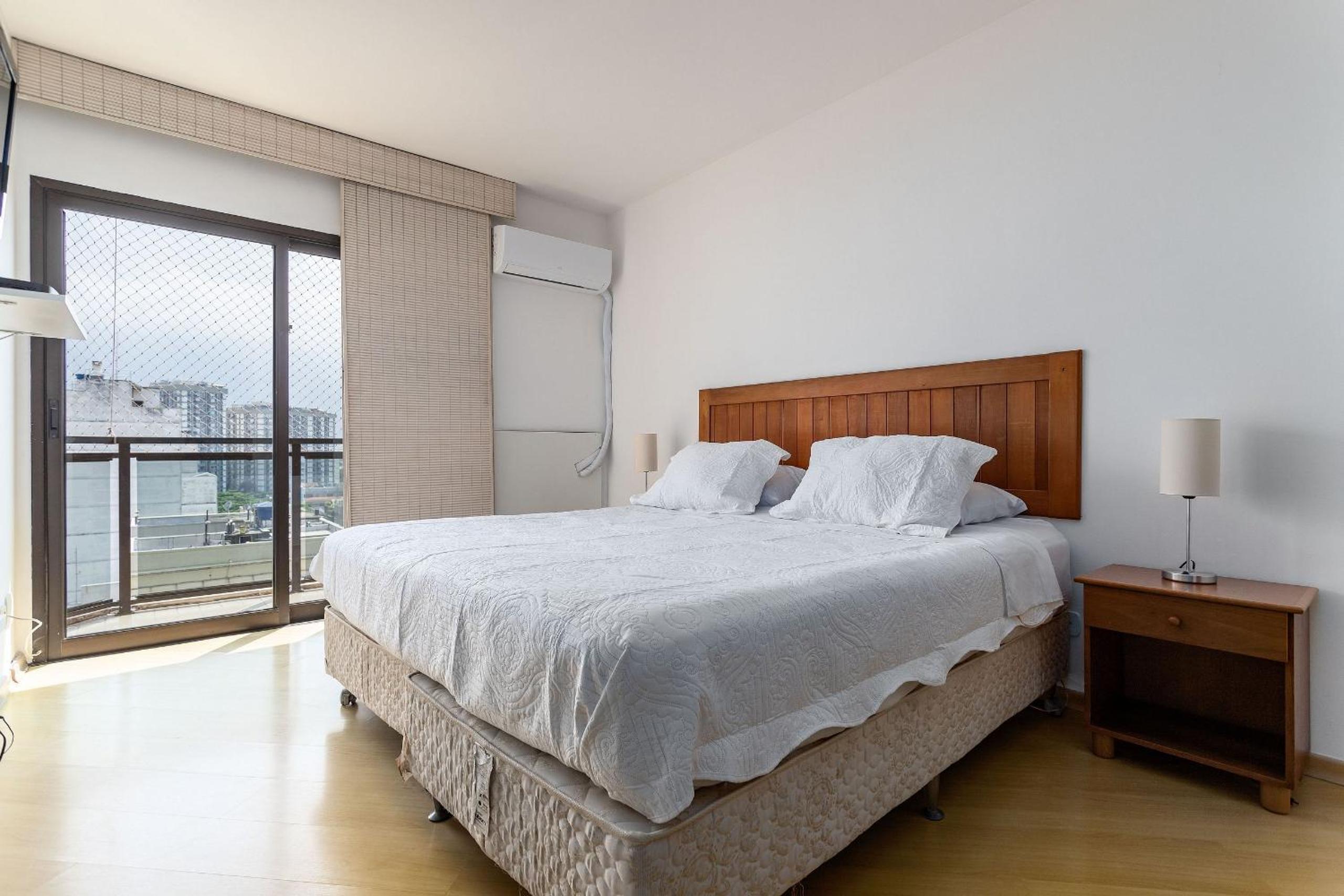 (1006) Apartment with 2 Suites and View of Christ