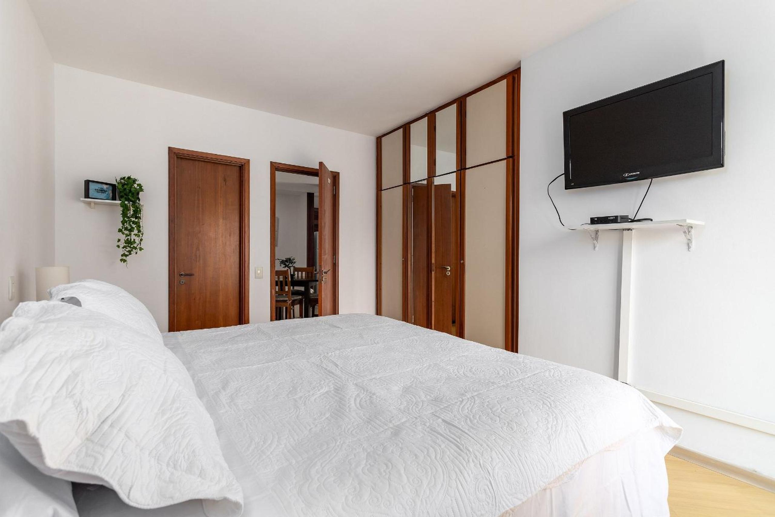 (1006) Apartment with 2 Suites and View of Christ