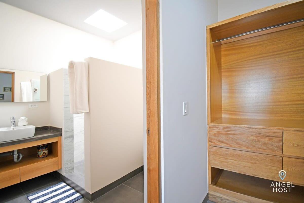 2Story Townhome wPool Onsite and 20Steps to Beach