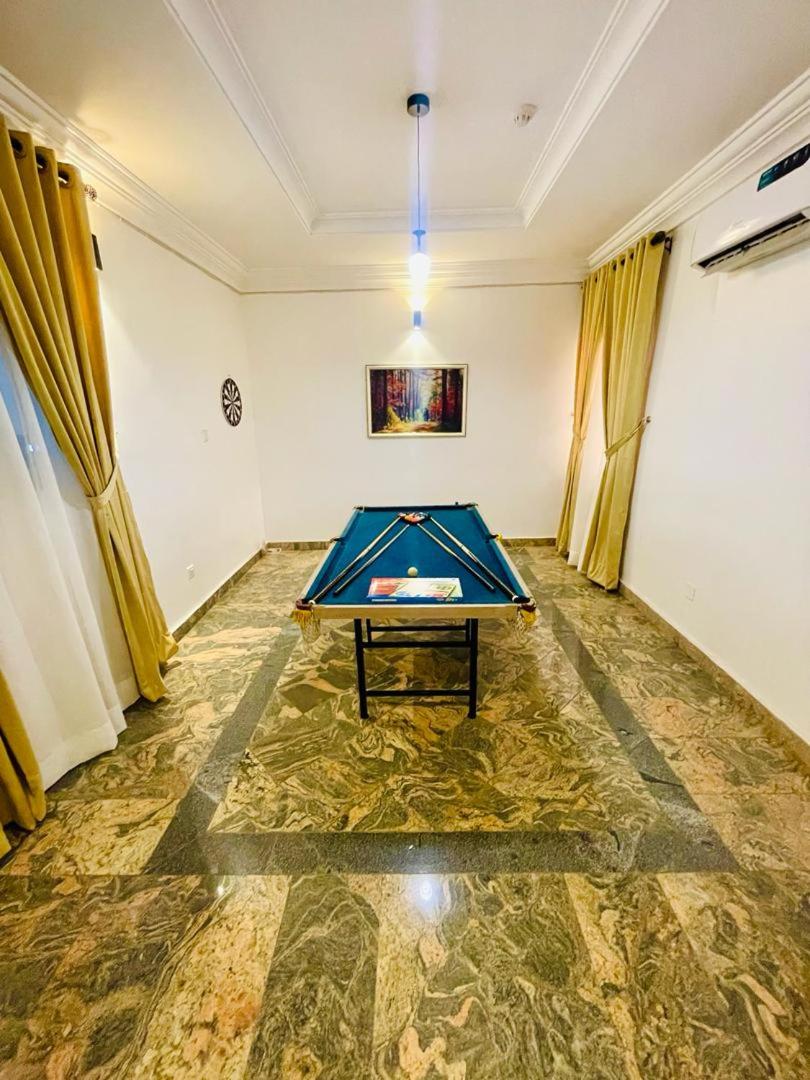 Luxury Oasis 2 - Entire 2 Bedroom Apartment in Abuja with Pool, Games, WiFi, Balcony, and Garden