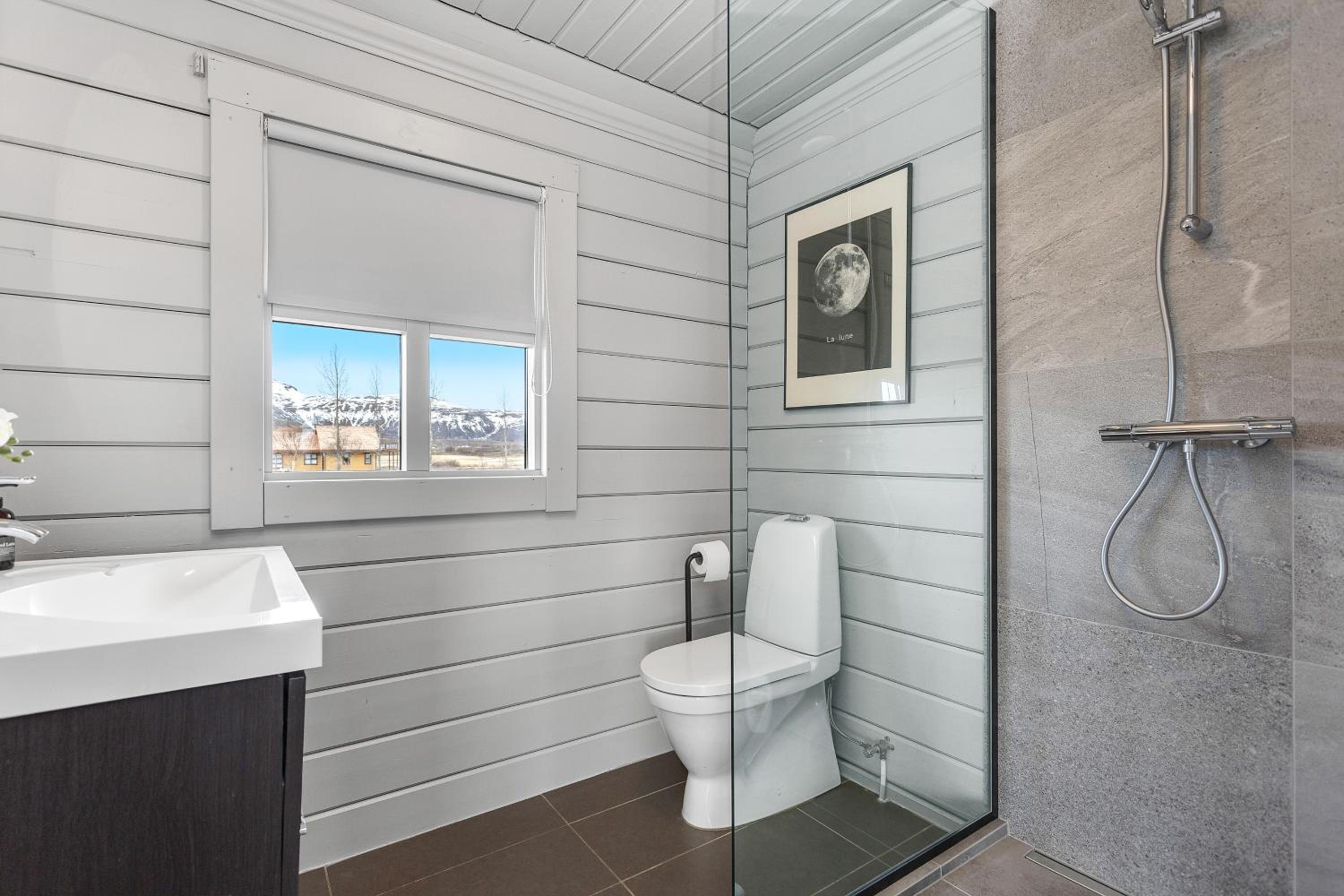 Spacious 4-Bedroom Home in Southern Iceland view 5