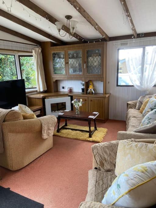 Beautiful Rural Holiday Chalet With Hot tub and Igloo cinema