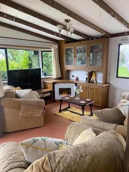 Beautiful Rural Holiday Chalet With Hot tub and Igloo cinema