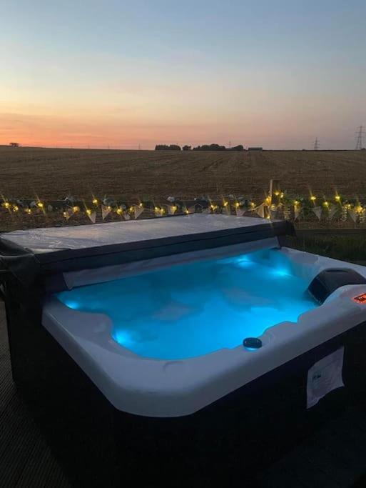 Beautiful Rural Holiday Chalet With Hot tub and Igloo cinema