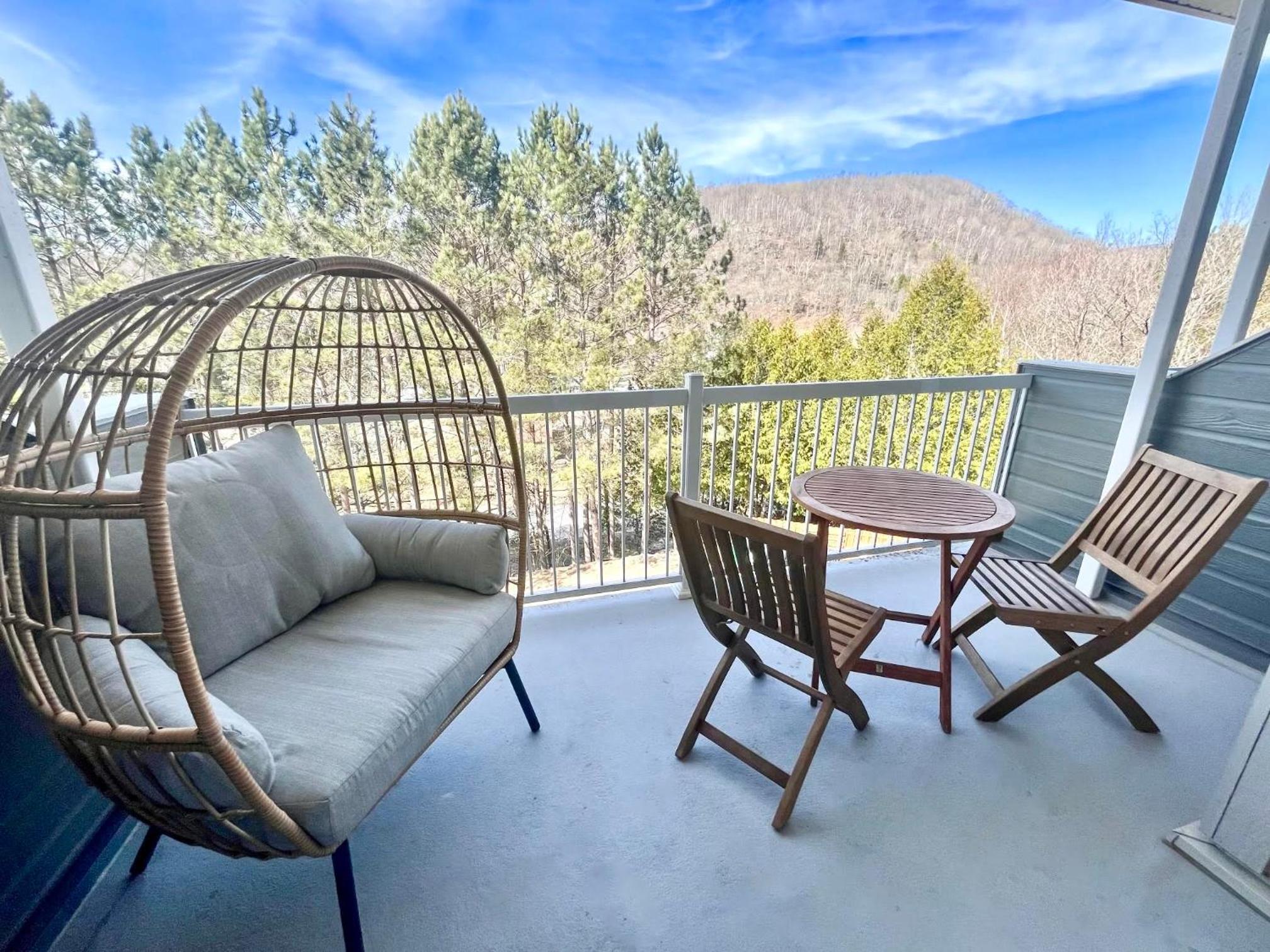 Condo moderne, escapade vacance, vue sur montagnes