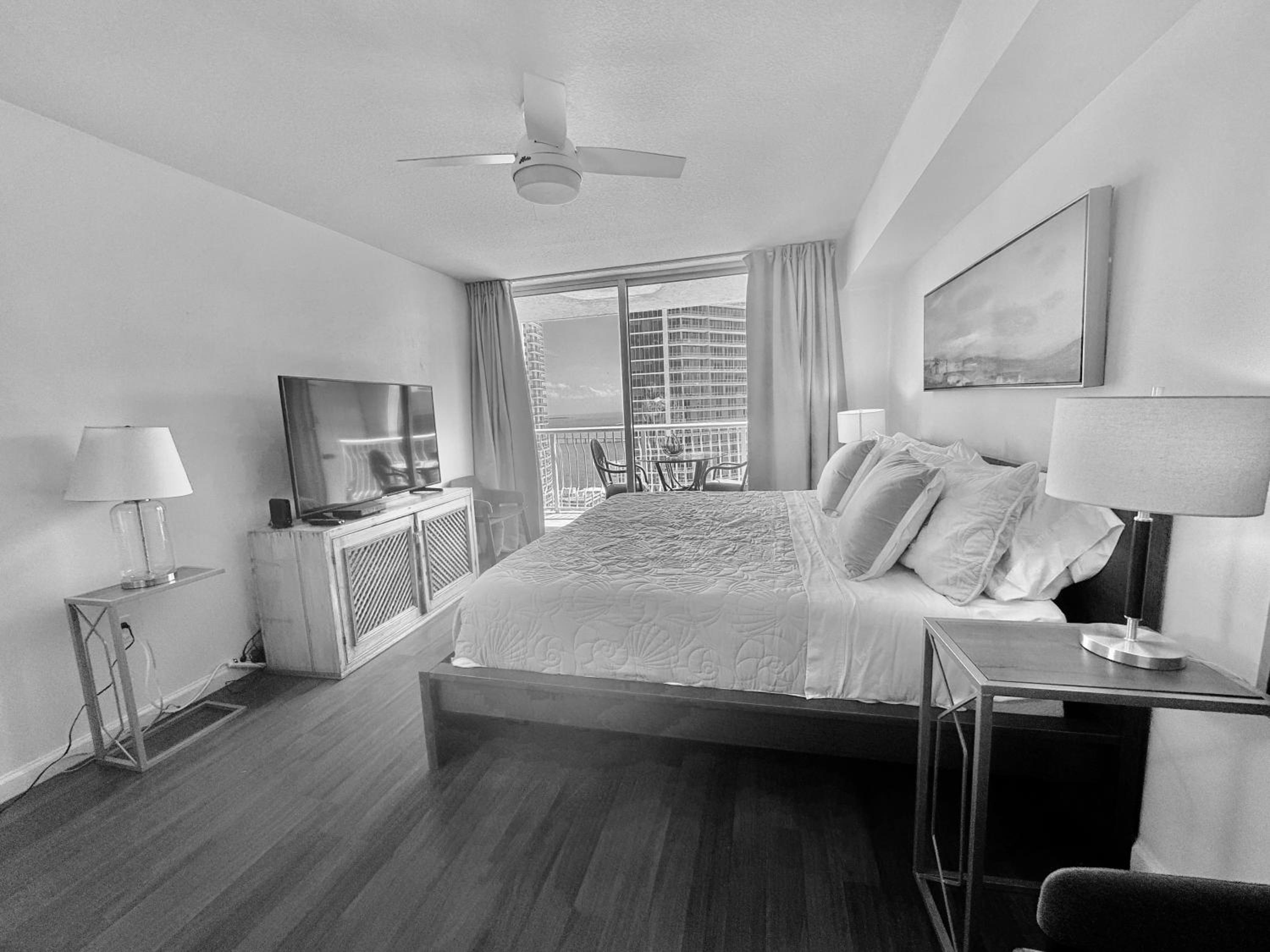 Brickell Apt with Bay Views, Pool, Free Parking