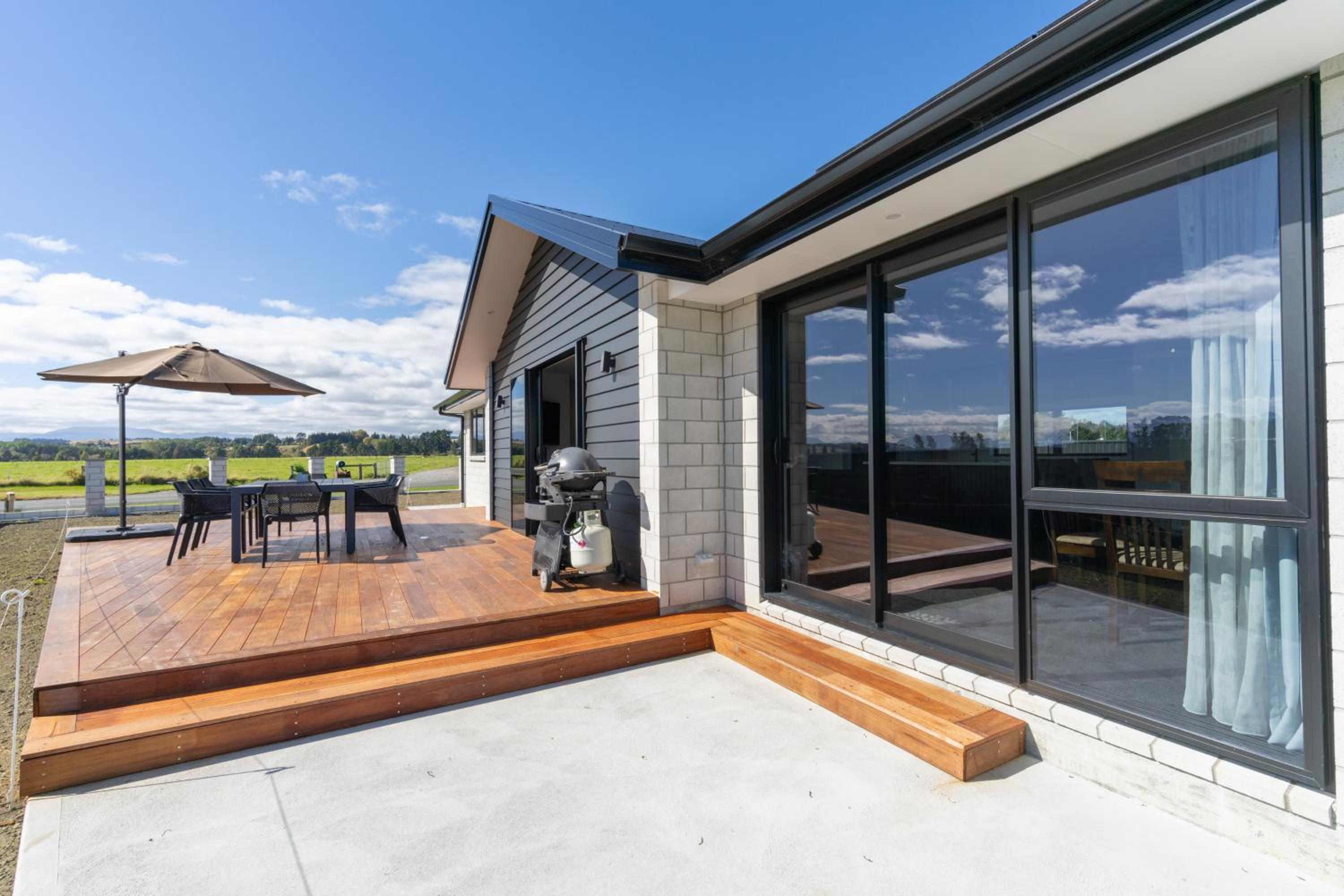 Oraka Scenery - Te Anau Holiday Home view 2