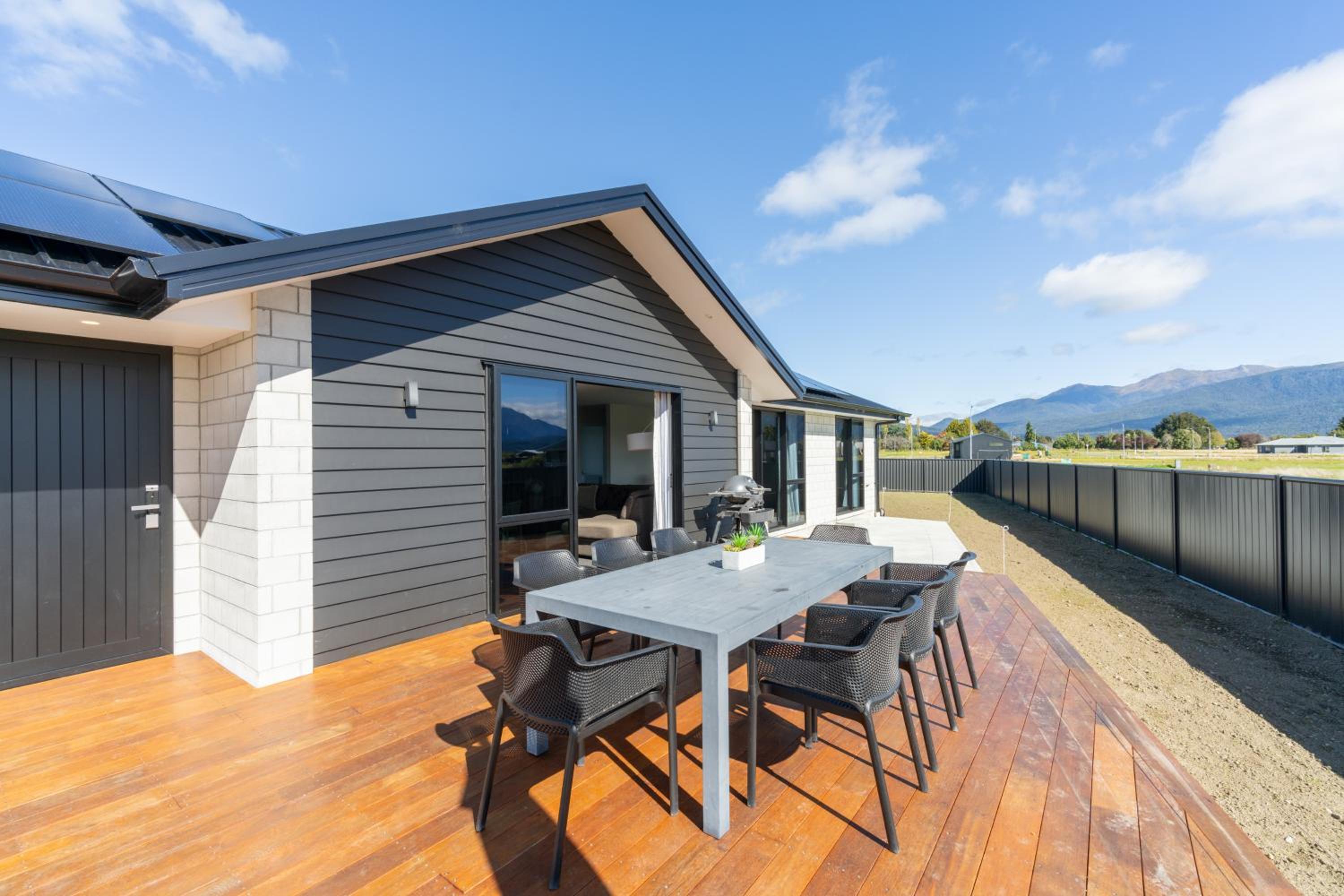 Oraka Scenery - Te Anau Holiday Home view 3