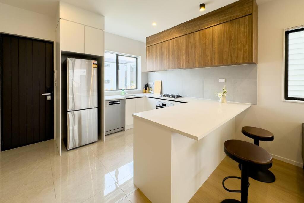 Brand New 3Bedroom Retreat in South Auckland view 2