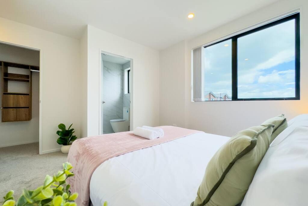 Brand New 3Bedroom Retreat in South Auckland view 5