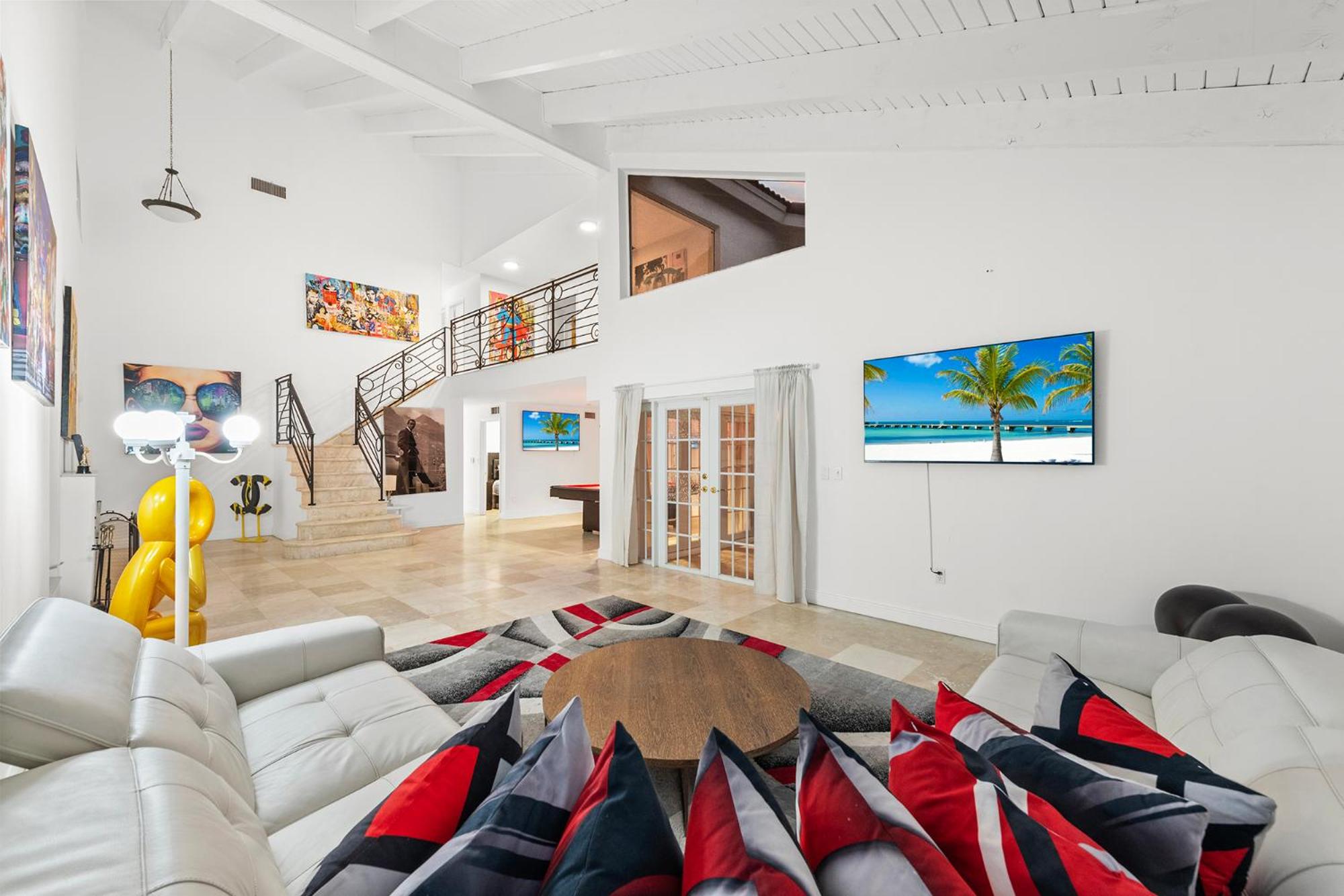 Villa Sola - Waterfront Elegant w/ Lush Greenery and Charm view 5