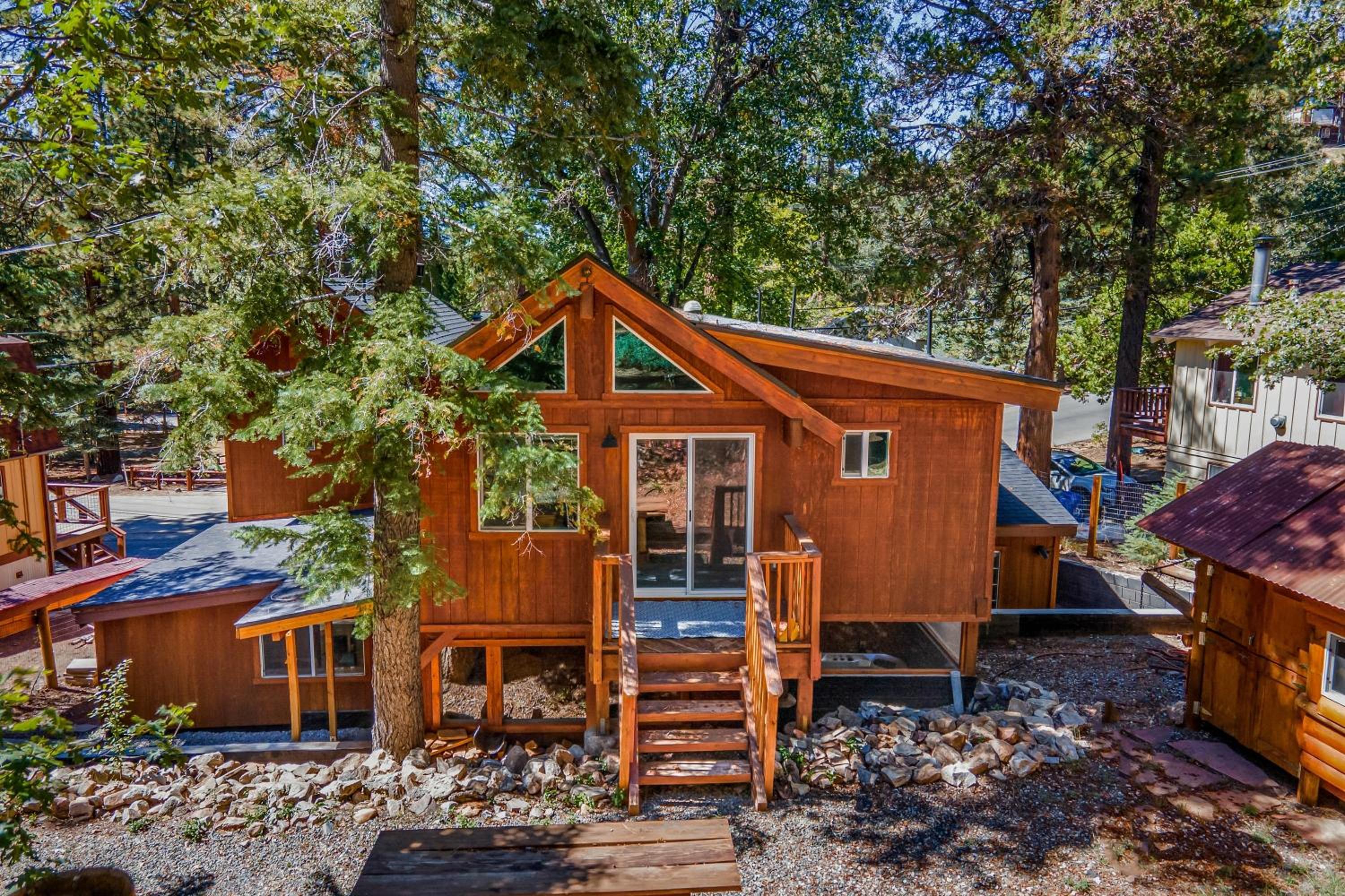 10 Mins to the Lake Hot Tub Game Room Modern Cabin Bearpaw by AvantStay