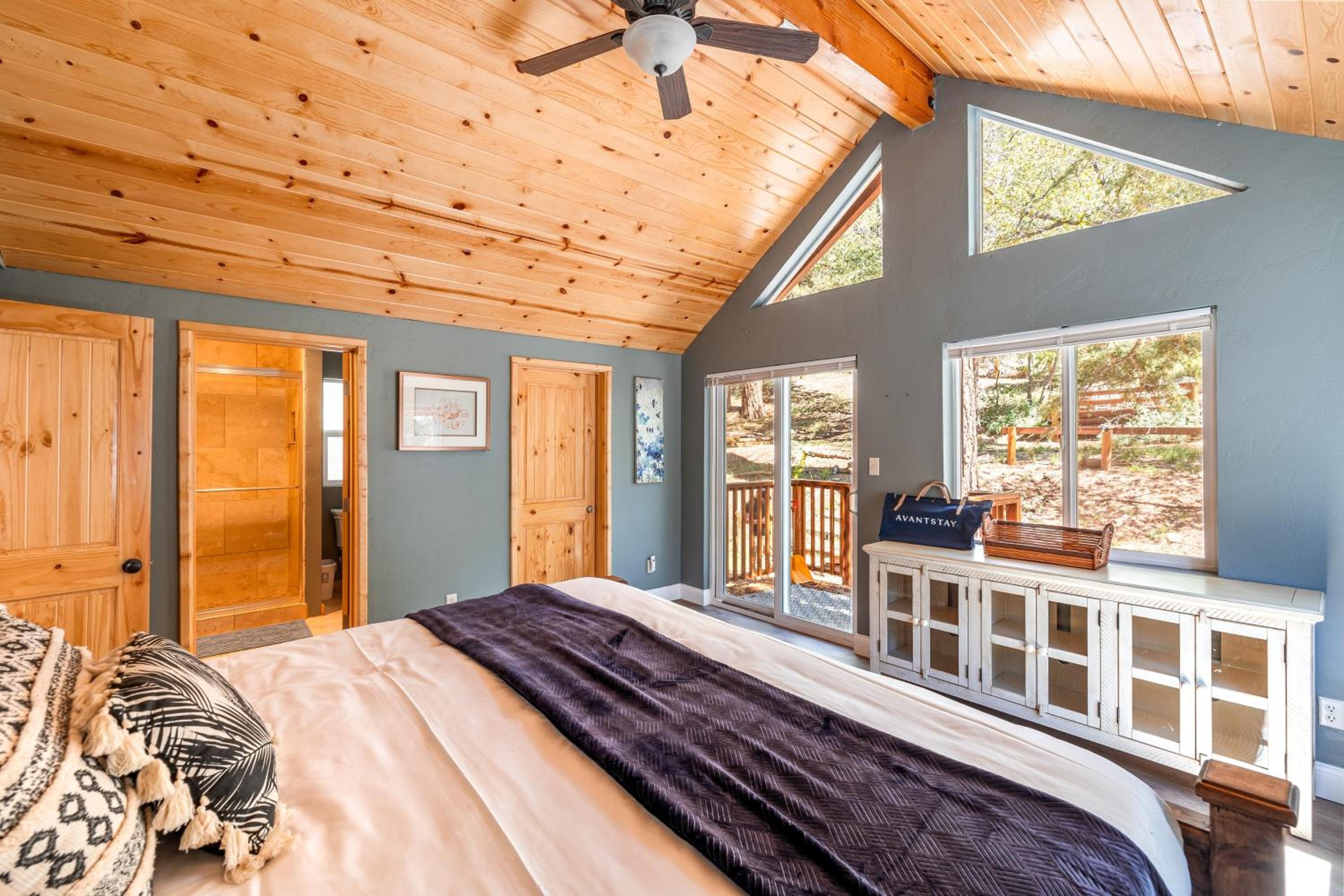 10 Mins to the Lake Hot Tub Game Room Modern Cabin Bearpaw by AvantStay