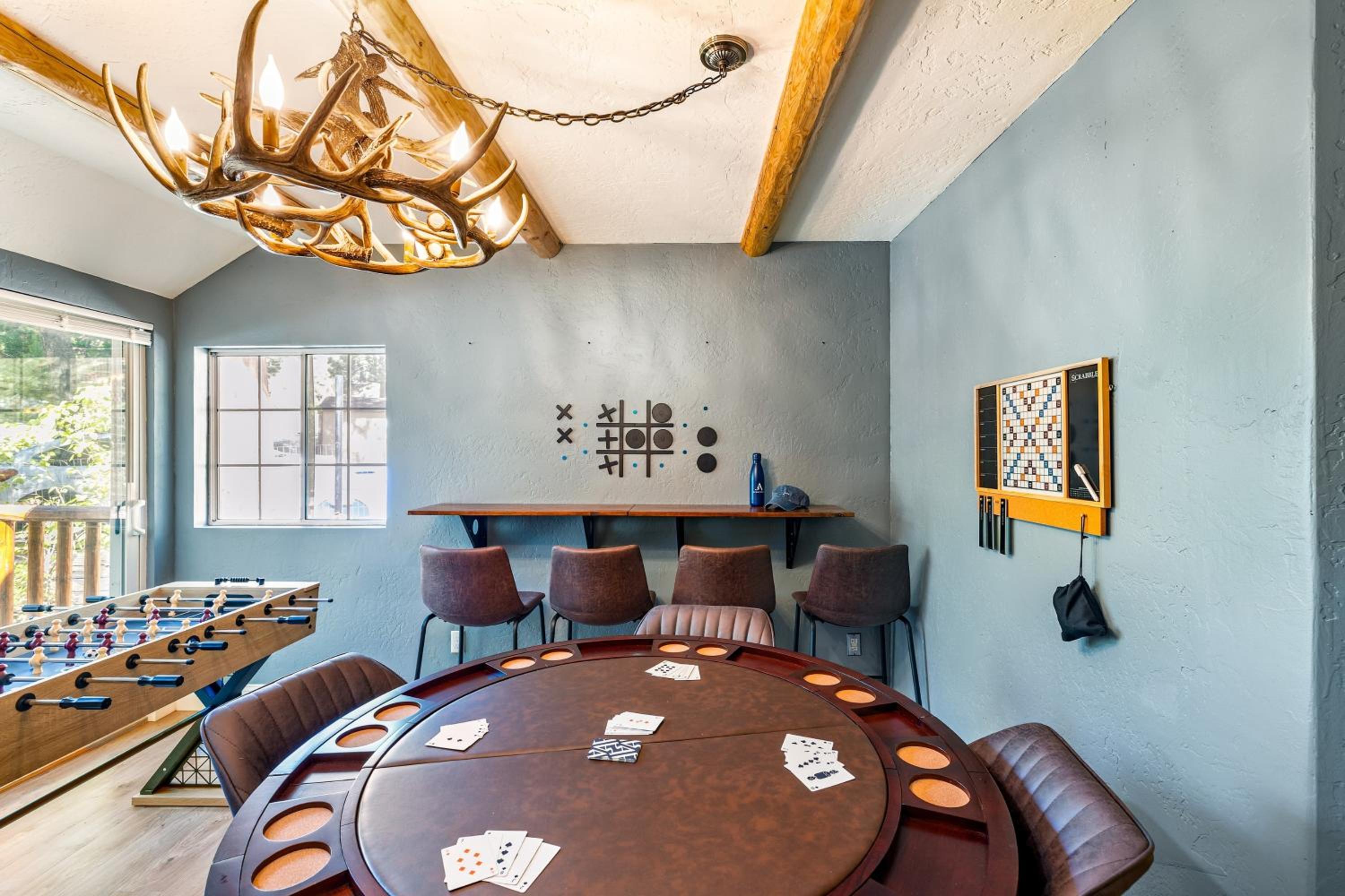 10 Mins to the Lake Hot Tub Game Room Modern Cabin Bearpaw by AvantStay