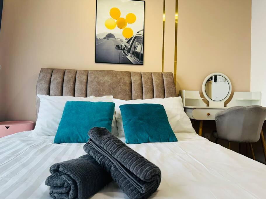 MVC30#Family Suite 8pax 3 Rooms Sunway Velocity Mall Cheras IKEA Mytown Short Walk to MRT & LRT Maluri