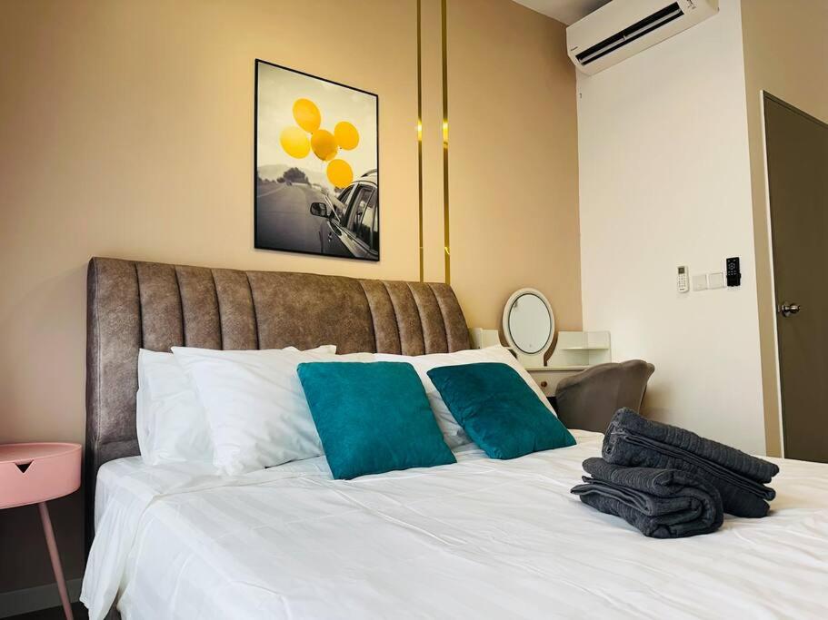 MVC30#Family Suite 8pax 3 Rooms Sunway Velocity Mall Cheras IKEA Mytown Short Walk to MRT & LRT Maluri