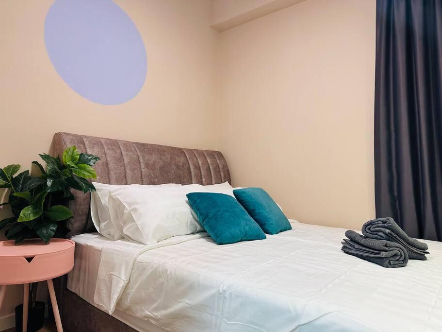 MVC30#Family Suite 8pax 3 Rooms Sunway Velocity Mall Cheras IKEA Mytown Short Walk to MRT & LRT Maluri