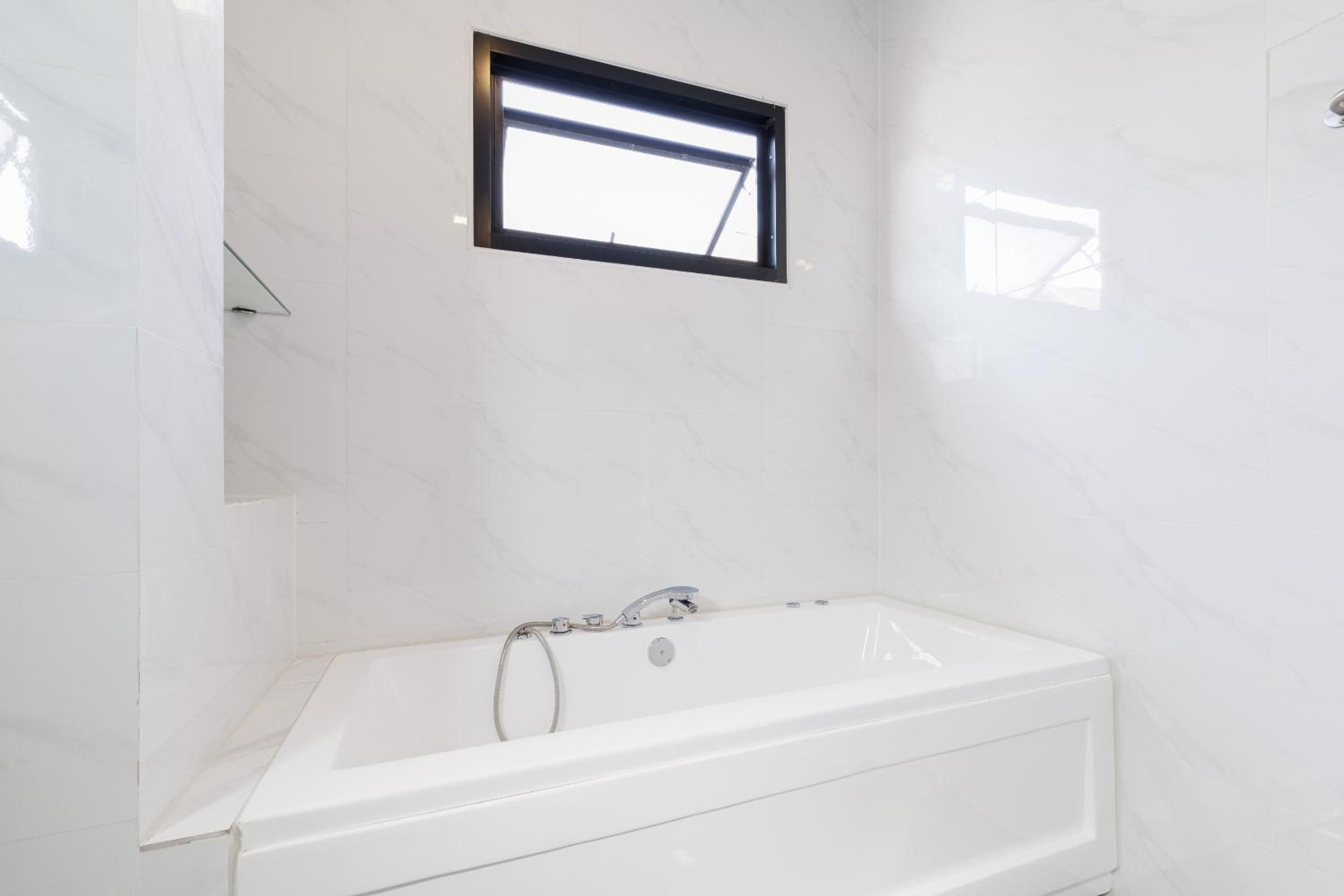4 bedrooms, 4 bathrooms, villa with swimming pool, free Wi-Fi, party available
