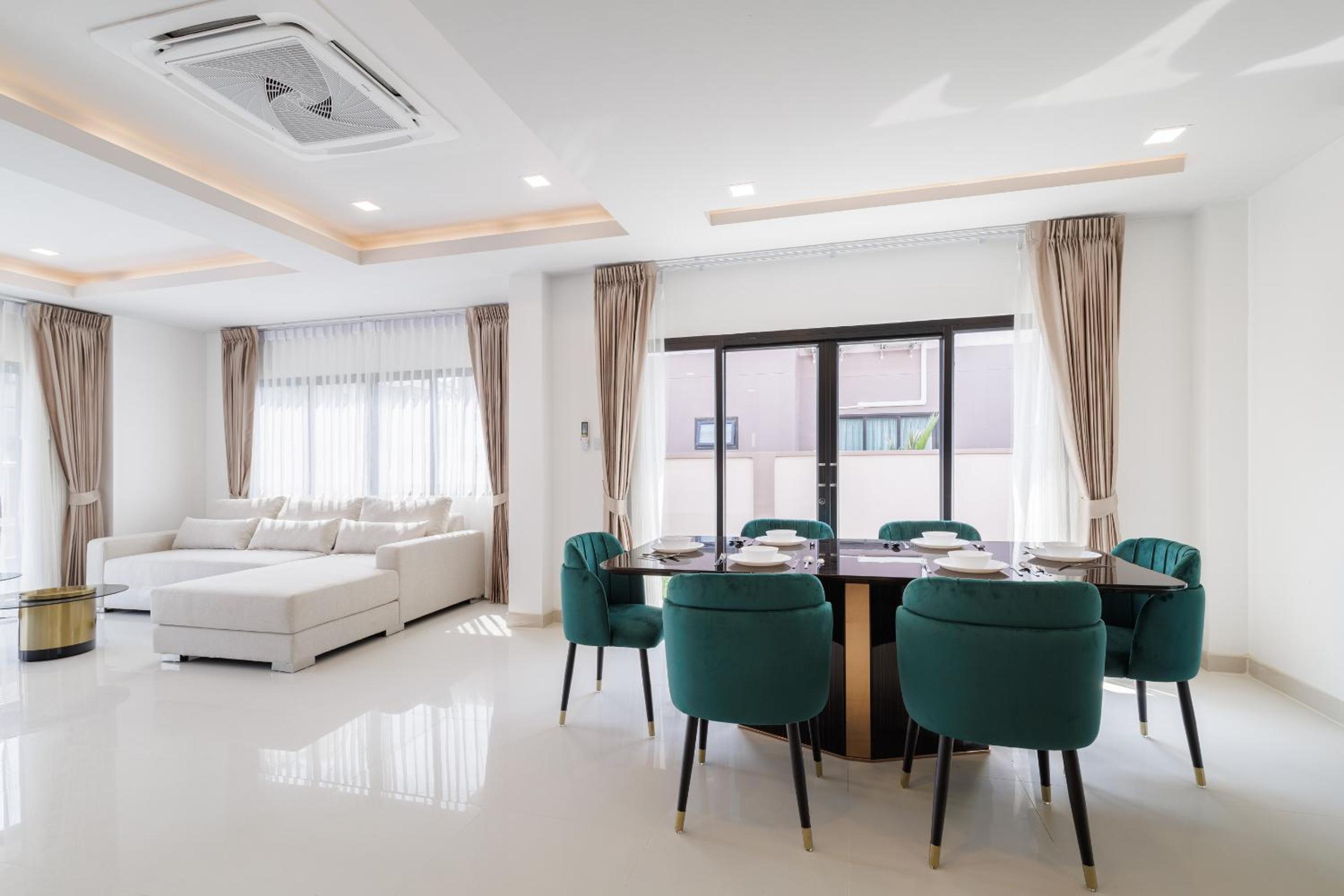 4 bedrooms, 4 bathrooms, villa with swimming pool, free Wi-Fi, party available