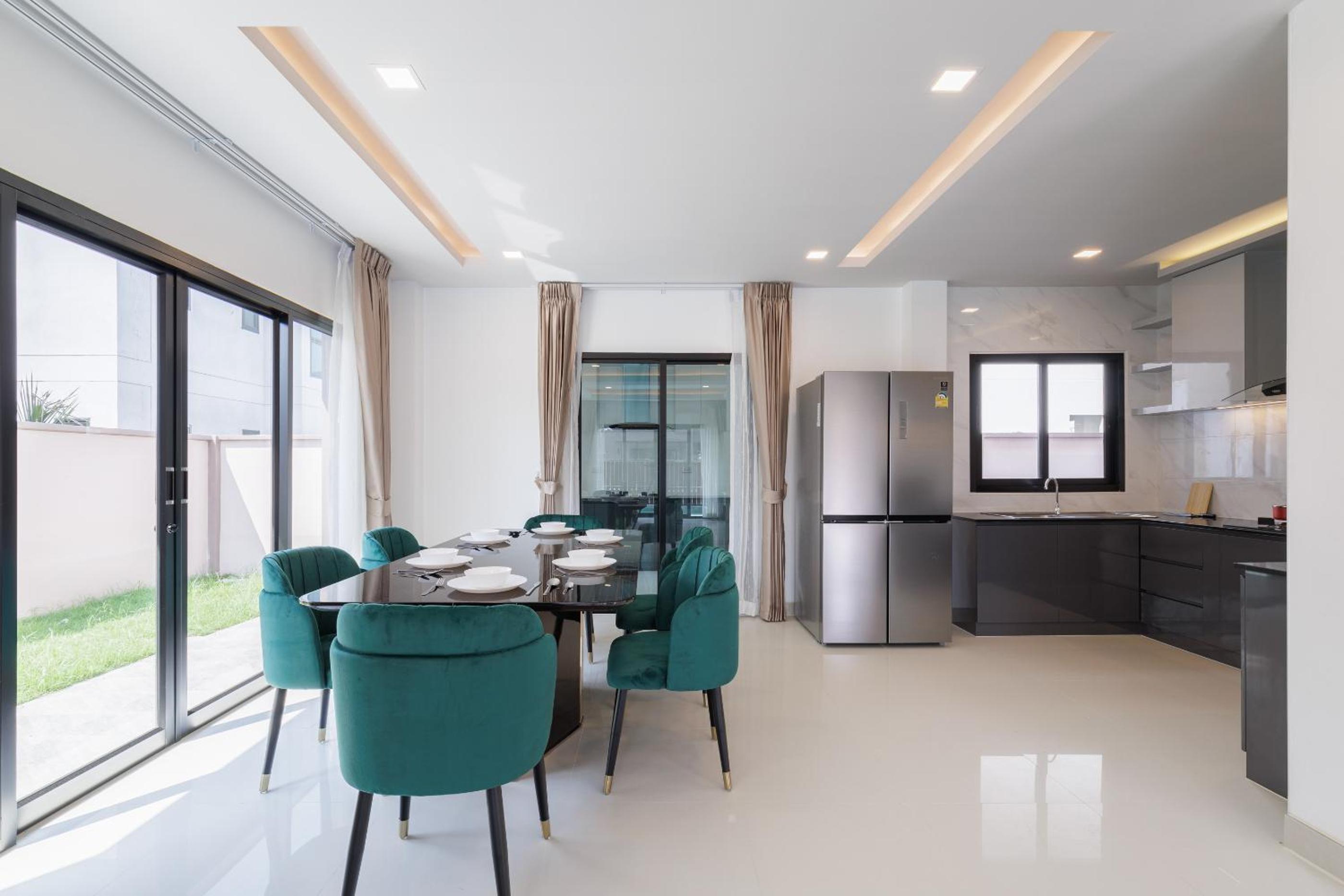 4 bedrooms, 4 bathrooms, villa with swimming pool, free Wi-Fi, party available