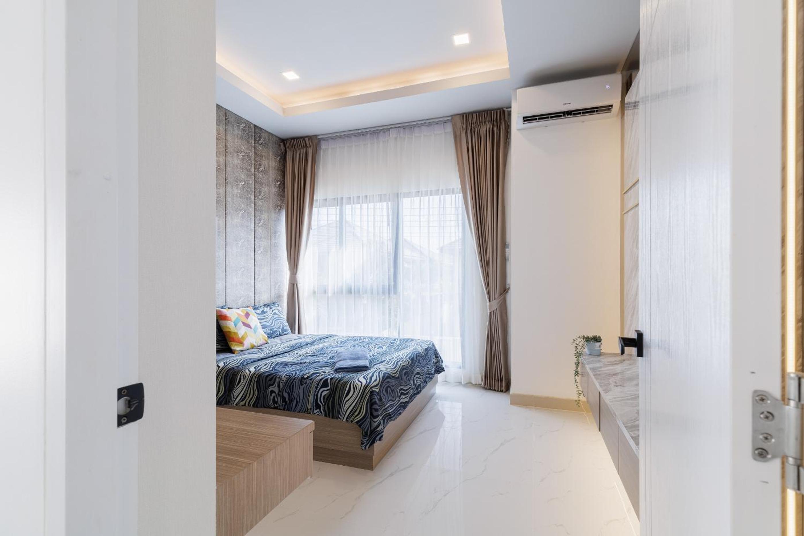 4 bedrooms, 4 bathrooms, villa with swimming pool, free Wi-Fi, party available