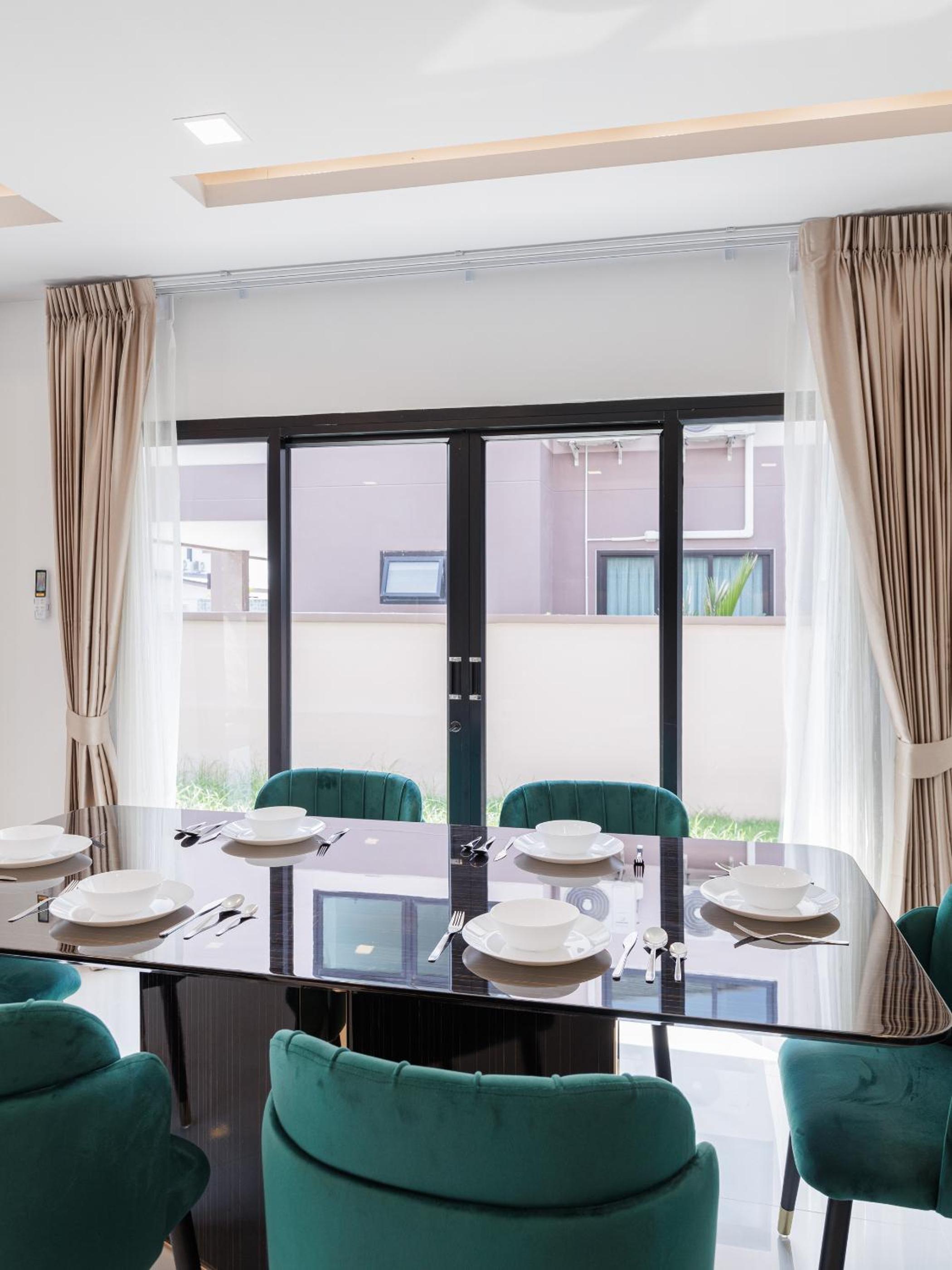 4 bedrooms, 4 bathrooms, villa with swimming pool, free Wi-Fi, party available