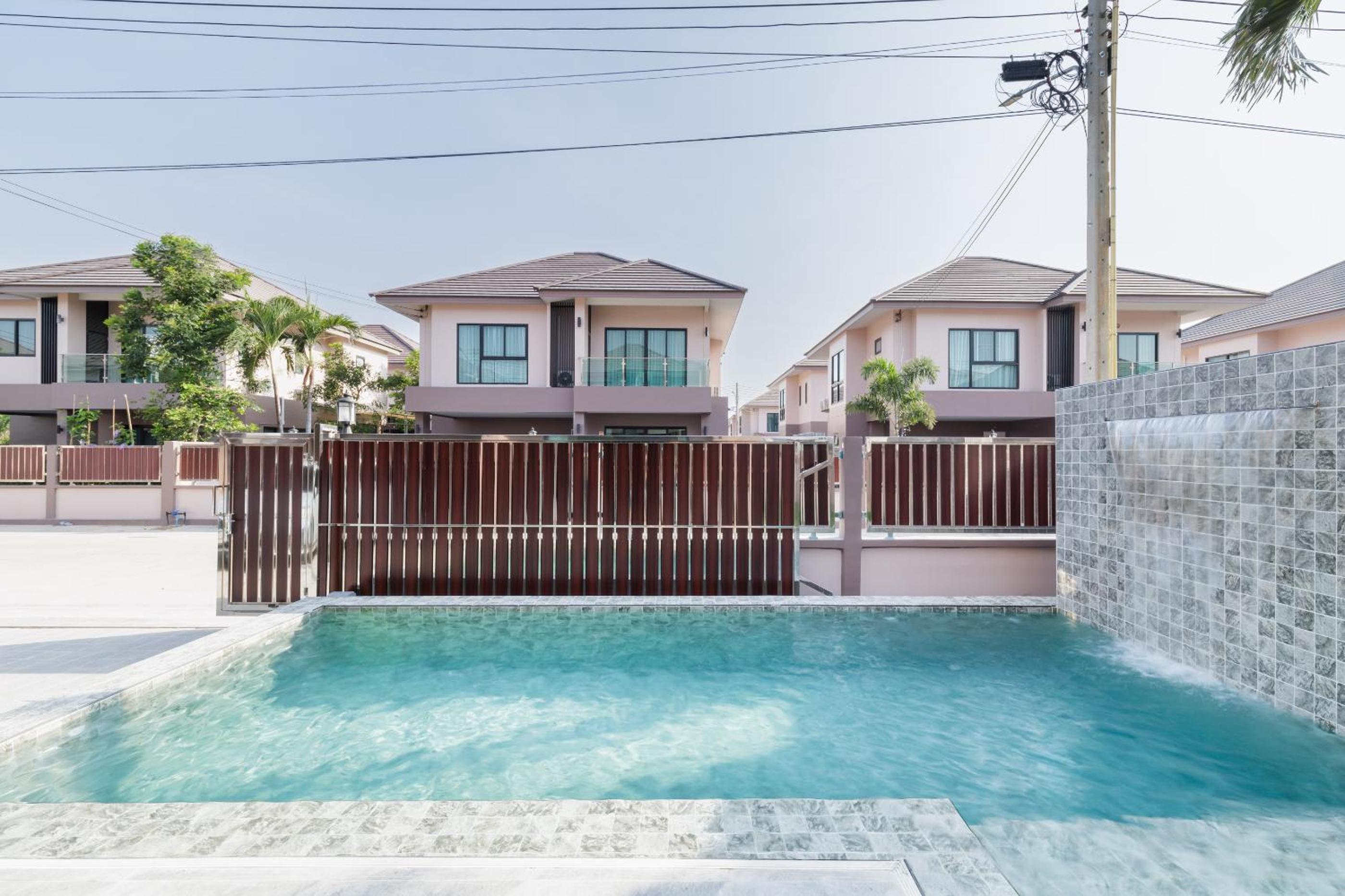 4 bedrooms, 4 bathrooms, villa with swimming pool, free Wi-Fi, party available