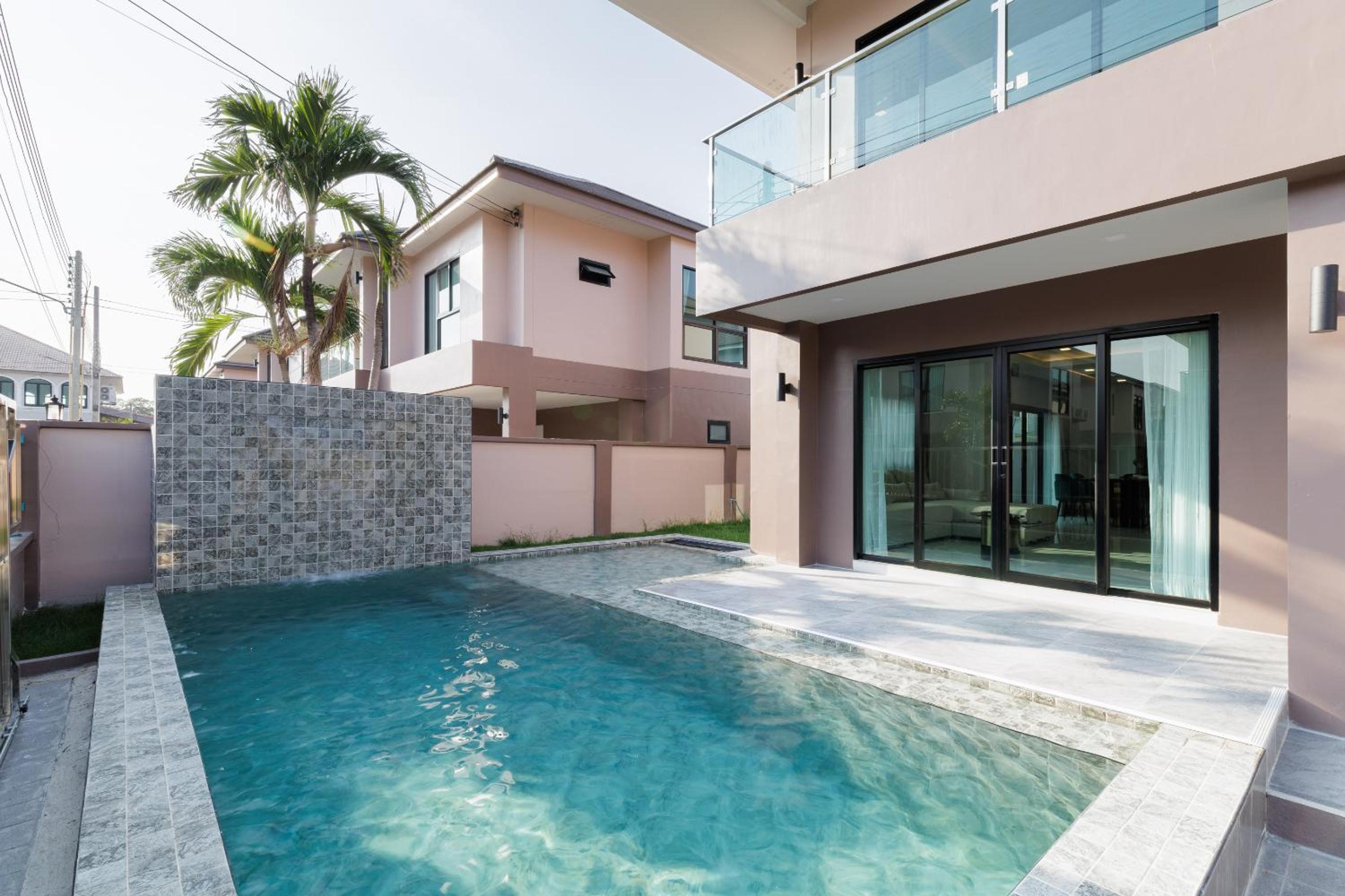 4 bedrooms, 4 bathrooms, villa with swimming pool, free Wi-Fi, party available