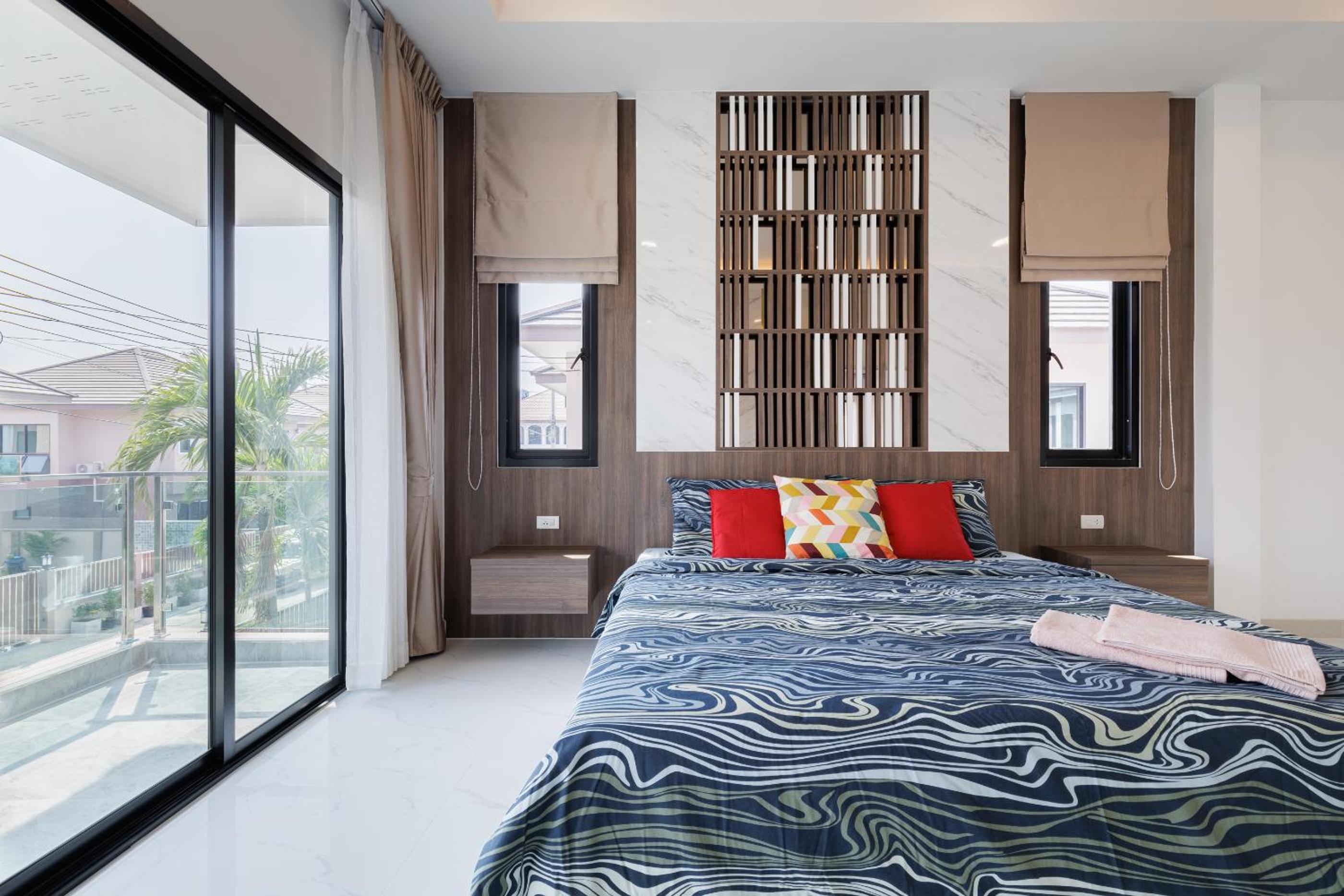 4 bedrooms, 4 bathrooms, villa with swimming pool, free Wi-Fi, party available