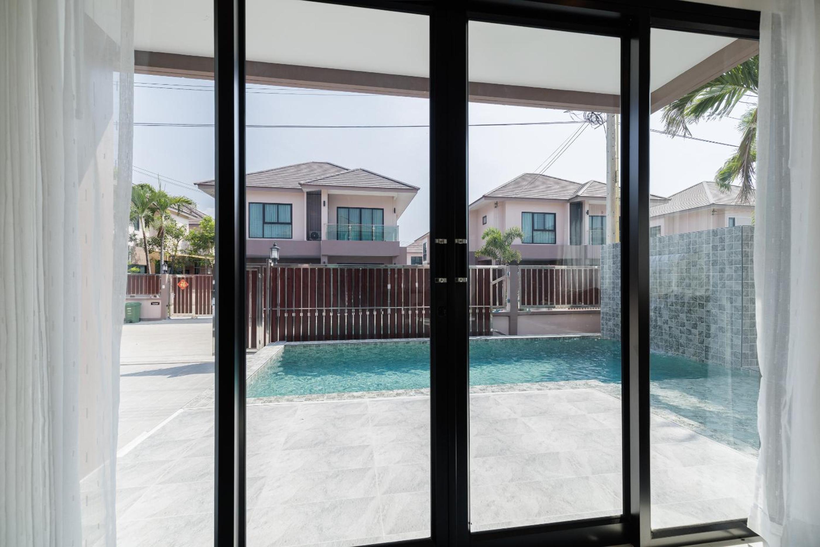 4 bedrooms, 4 bathrooms, villa with swimming pool, free Wi-Fi, party available