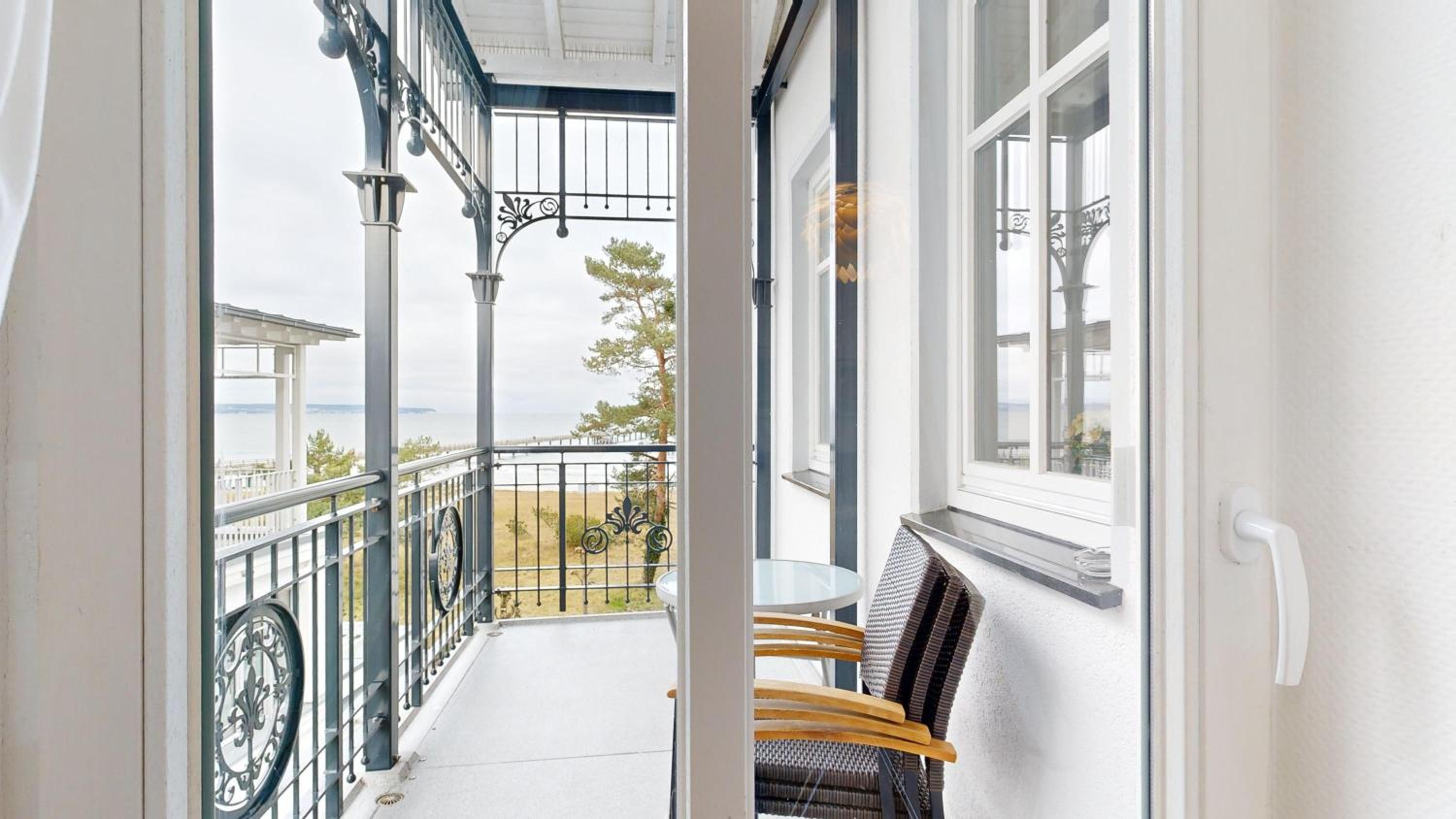 Villa Strandblick in Binz, FeWo direkt am Strand mit Balkon und seitlichem Meerblick