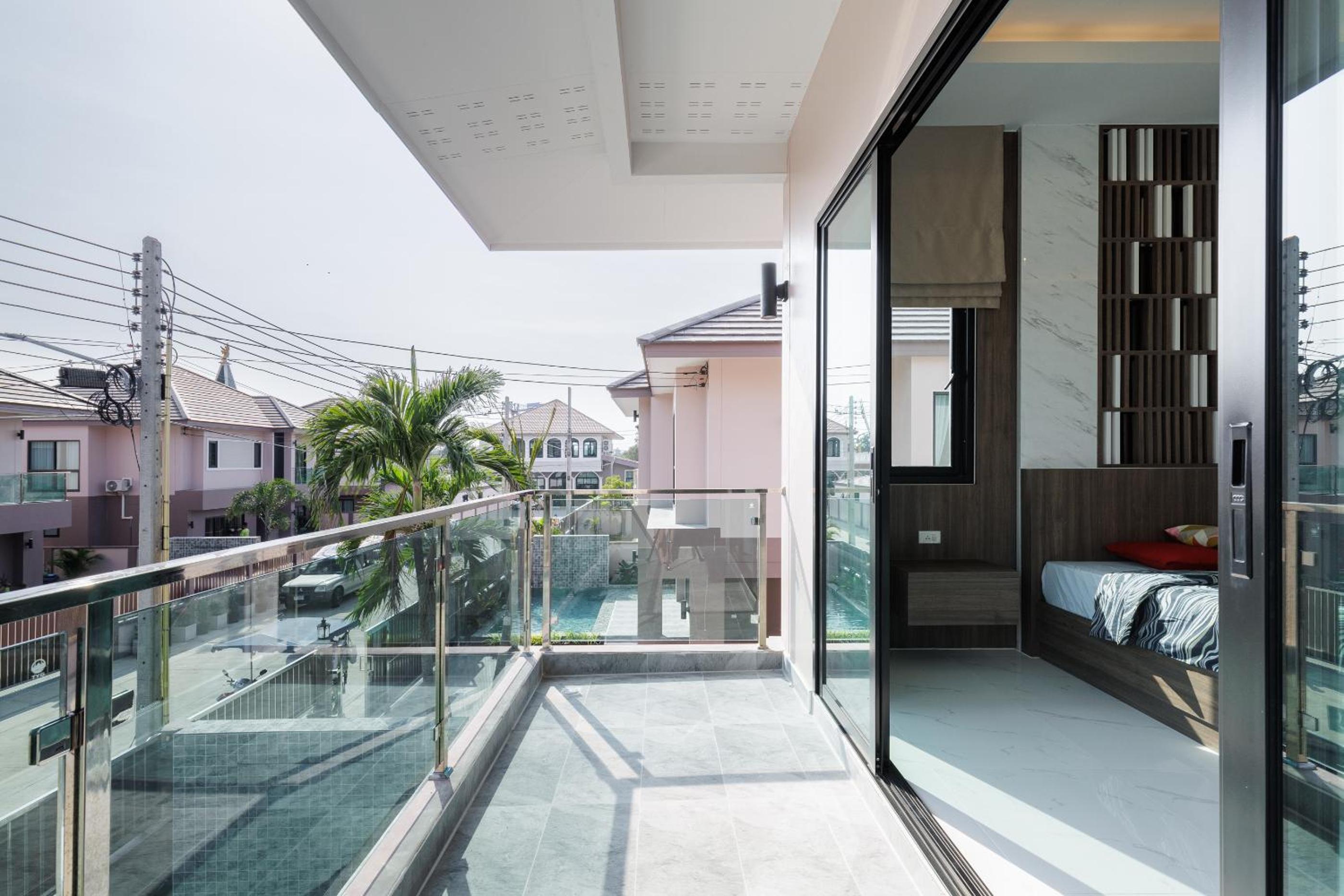 4 bedrooms, 4 bathrooms, villa with swimming pool, free Wi-Fi, party available
