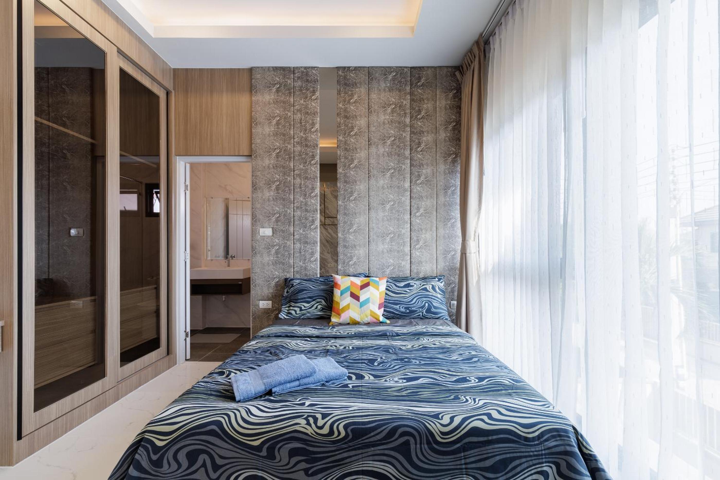 4 bedrooms, 4 bathrooms, villa with swimming pool, free Wi-Fi, party available
