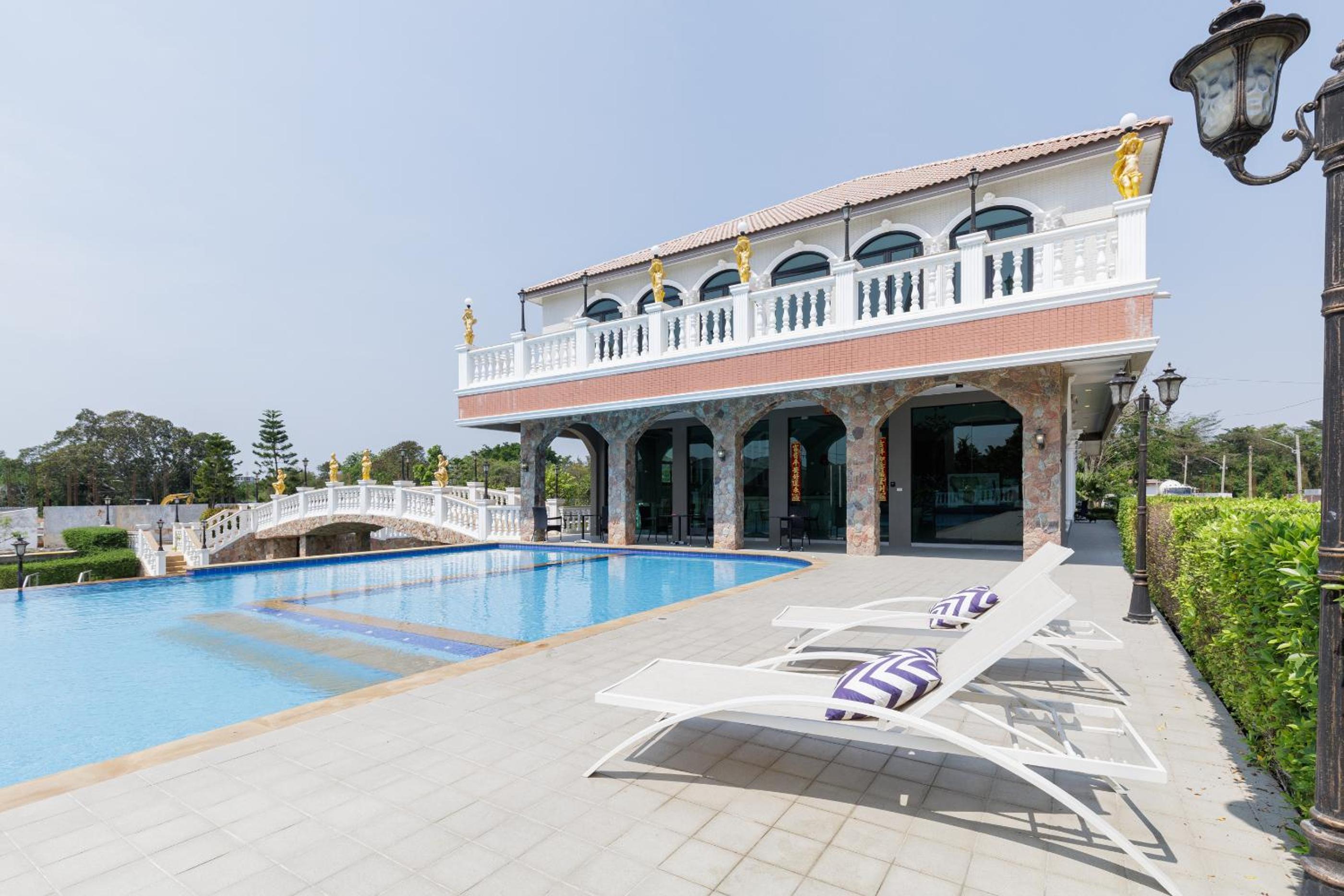 4 bedrooms, 4 bathrooms, villa with swimming pool, free Wi-Fi, party available