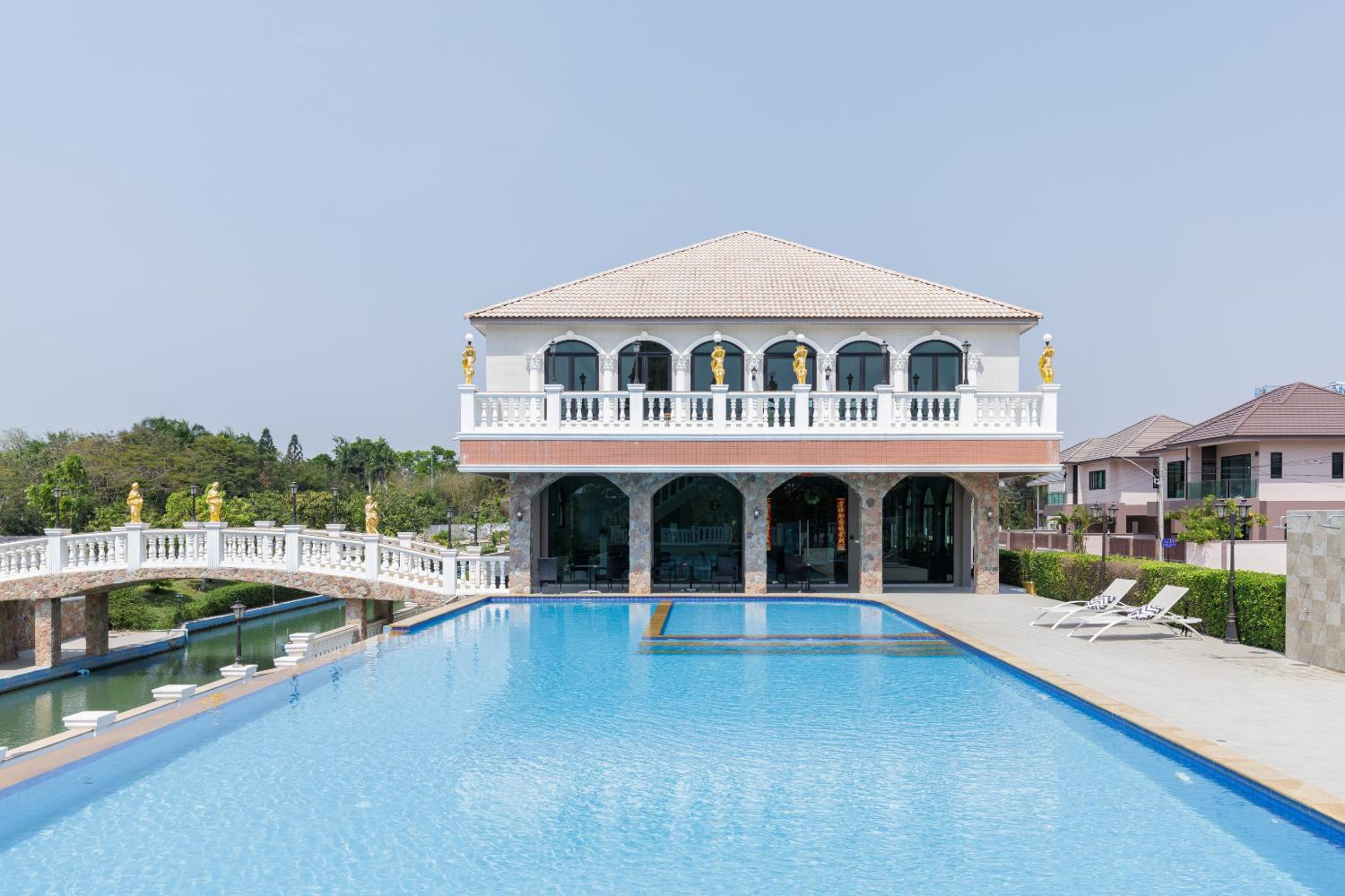 4 bedrooms, 4 bathrooms, villa with swimming pool, free Wi-Fi, party available
