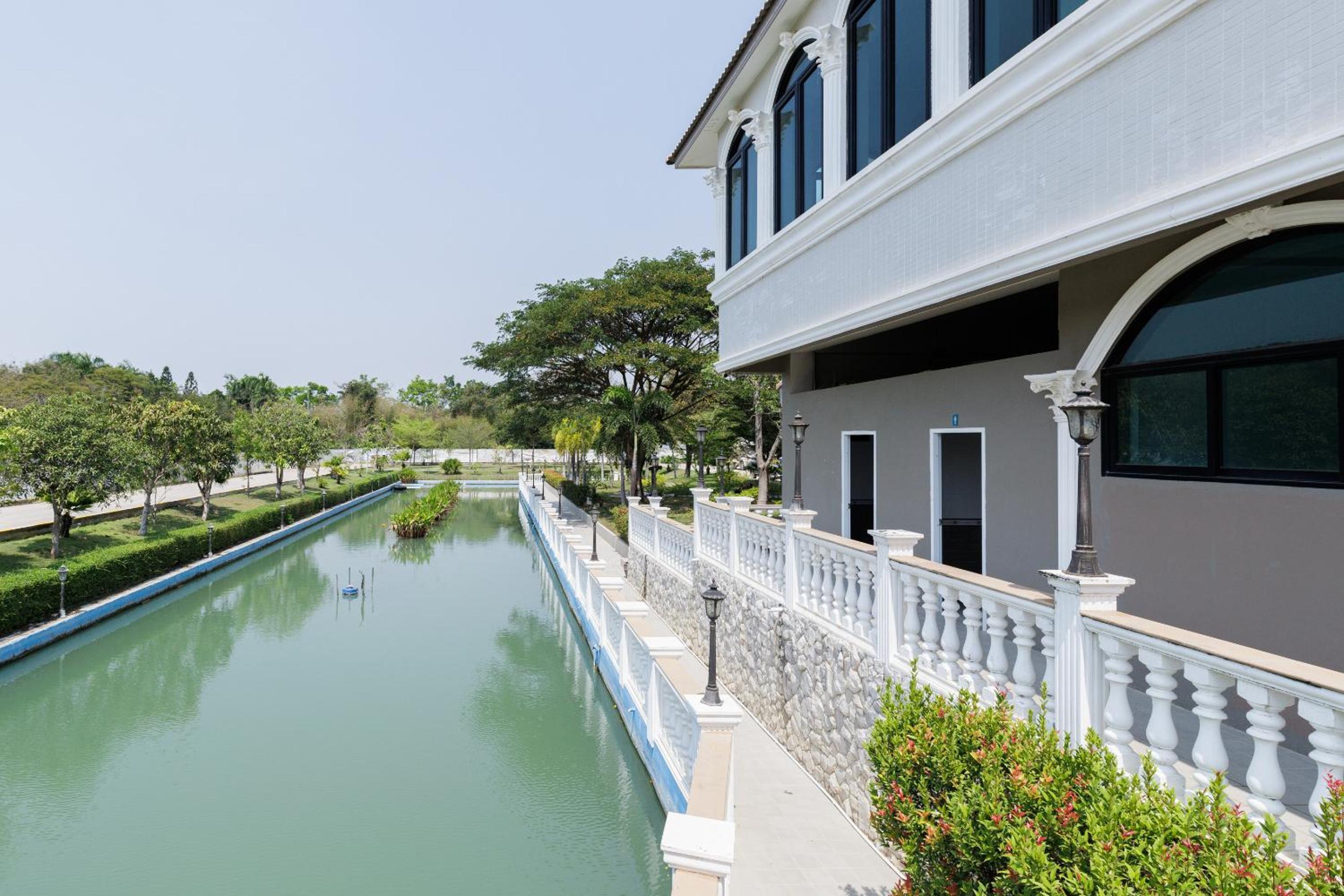 4 bedrooms, 4 bathrooms, villa with swimming pool, free Wi-Fi, party available