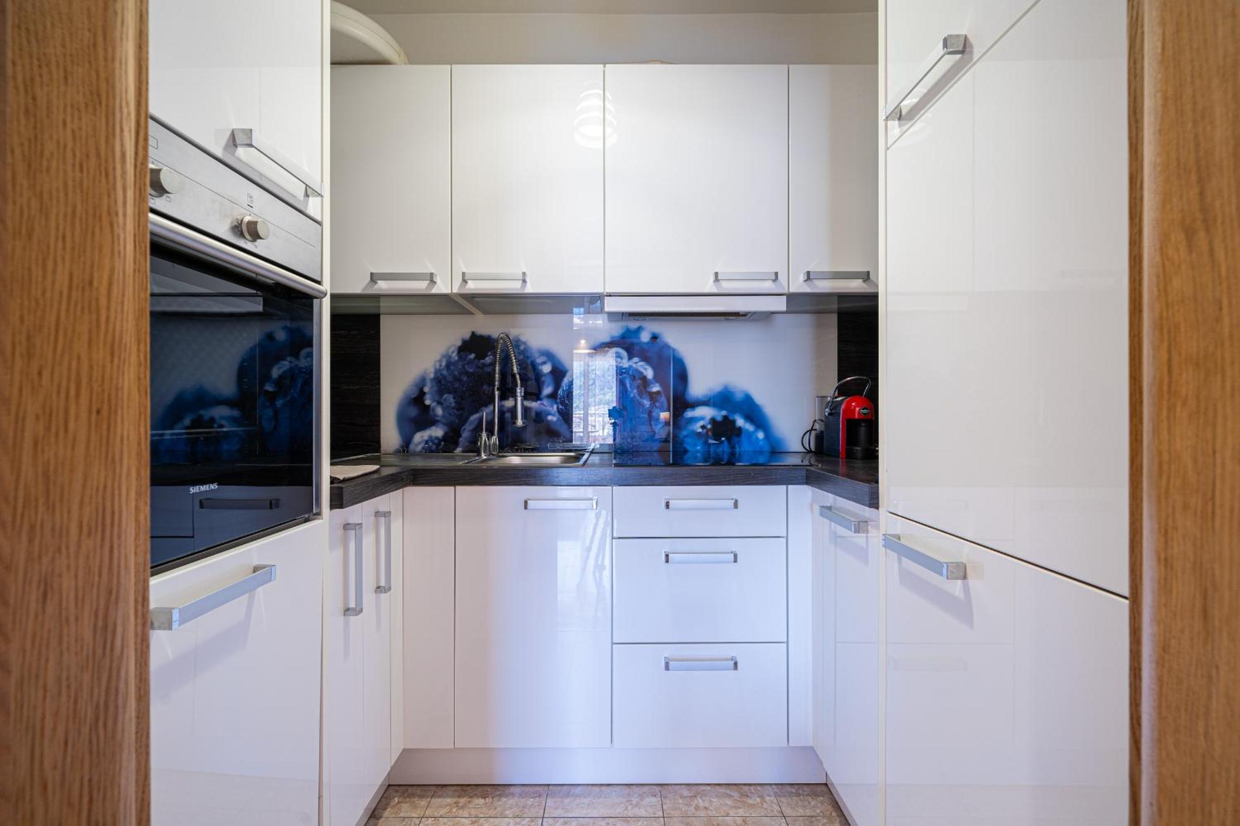 Lovely Studio with Panoramic City View view 3
