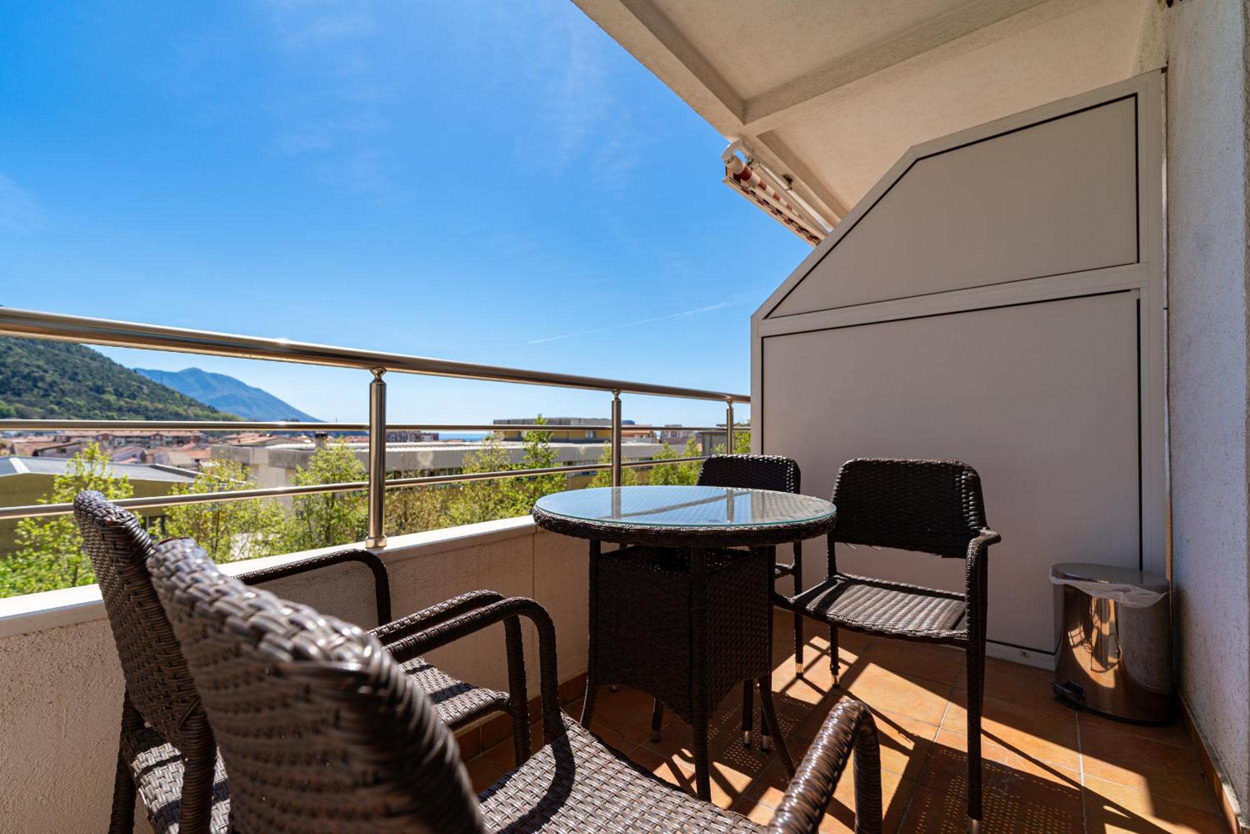 Lovely Studio with Panoramic City View view 2