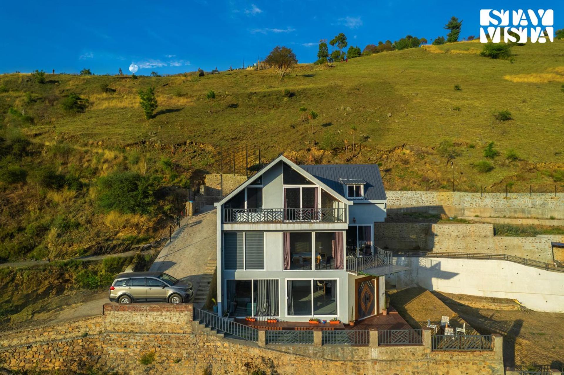 StayVista at Orion Villa with Jacuzzi, Mountain View