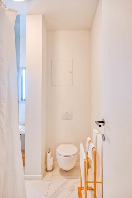 Your Stylish Seaside Studio Retreat & Parking