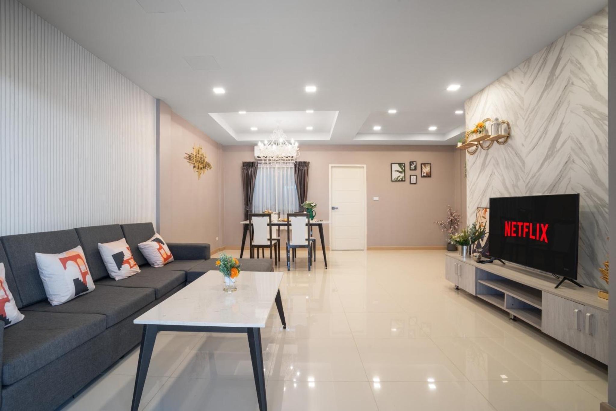 3-bedroom, 3-bathroom townhouse, community with swimming pool, gym, walking street for 20 minutes by car