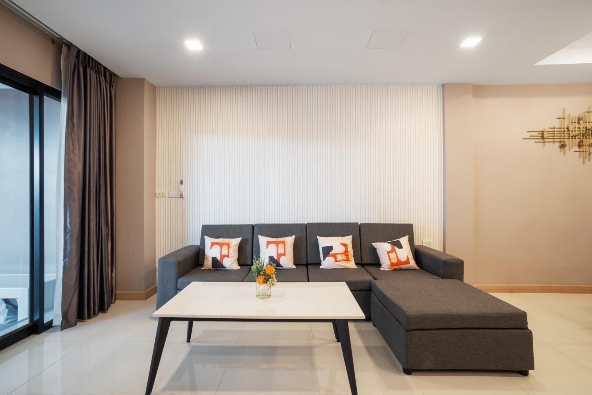 3-bedroom, 3-bathroom townhouse, community with swimming pool, gym, walking street for 20 minutes by car